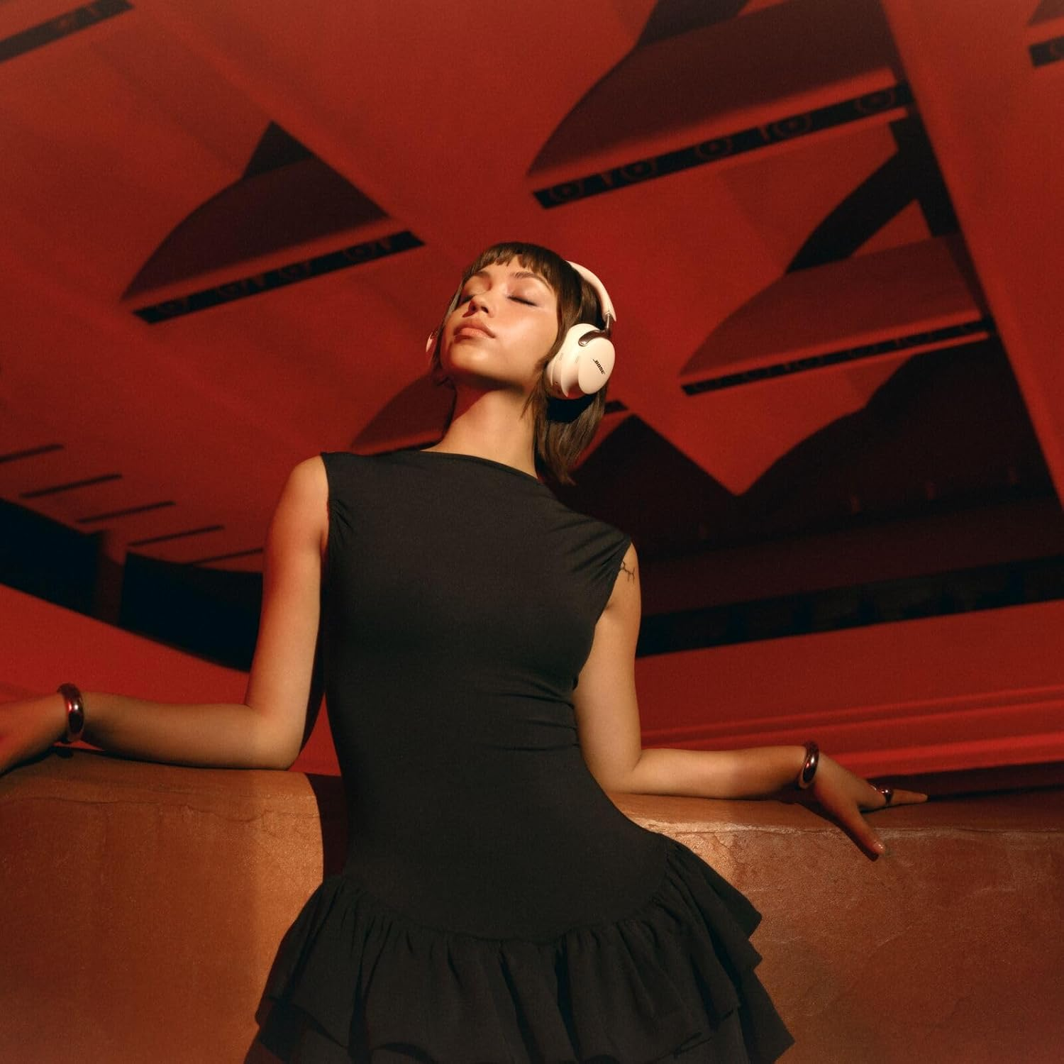 Bose New Quietcomfort Ultra Bluetooth Headphones (2Nd Gen), Wireless Headphones with Spatial Audio, over Ear Noise Cancelling with Mic, up to 30 Hours of Play Time, White Smoke image number 6