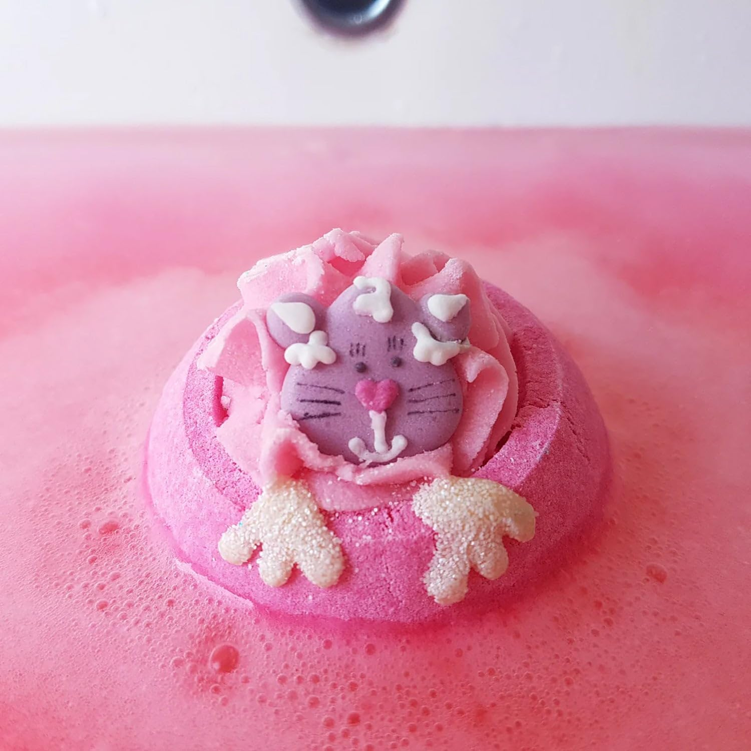 Bomb Cosmetics Paws for Thought Bath Blaster, Cocoa and Shea Butter Infused, Candy Floss Scent, Sandalwood and Bergamot Oils, Soothing Fizzy Bath Bomb for Soft Skin and Relaxing Aromatherapy