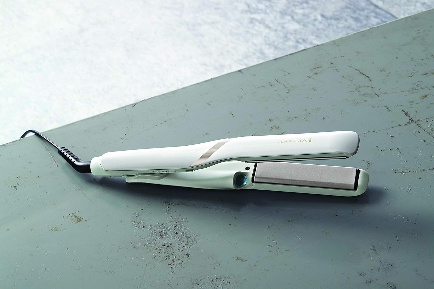 Remington Straighteners [Test Winner] Hydraluxe Pro (Mist Technology "Hydracare" for Long-Lasting Results without Heat Damage, Moisture-Retaining Ceramic Coating) Hair Straightener S9001 image number 4