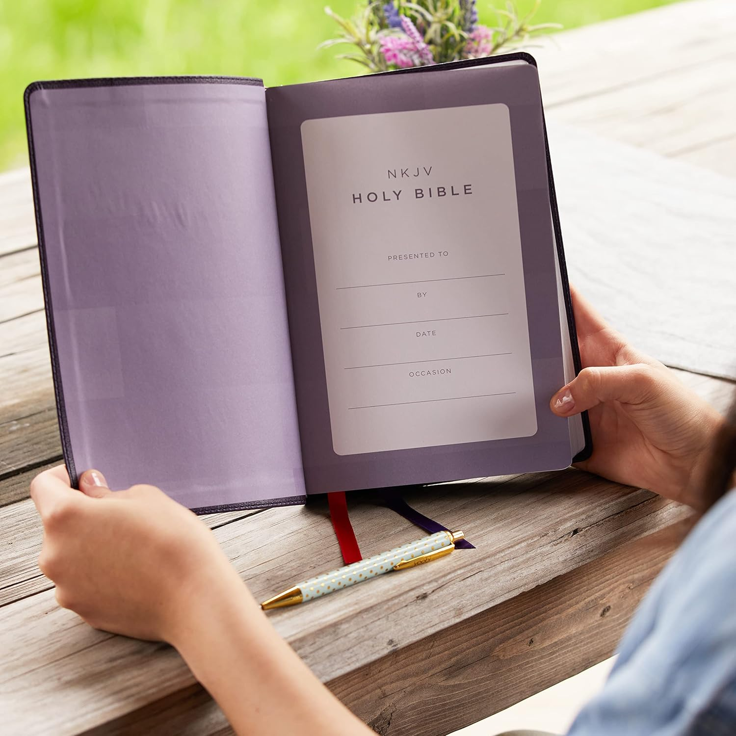 NKJV Giant Print Center-Column Reference Bible, Verse Art Cover Collection, Red Letter, Comfort Print [Purple]: Holy Bible, New King James Version image number 3