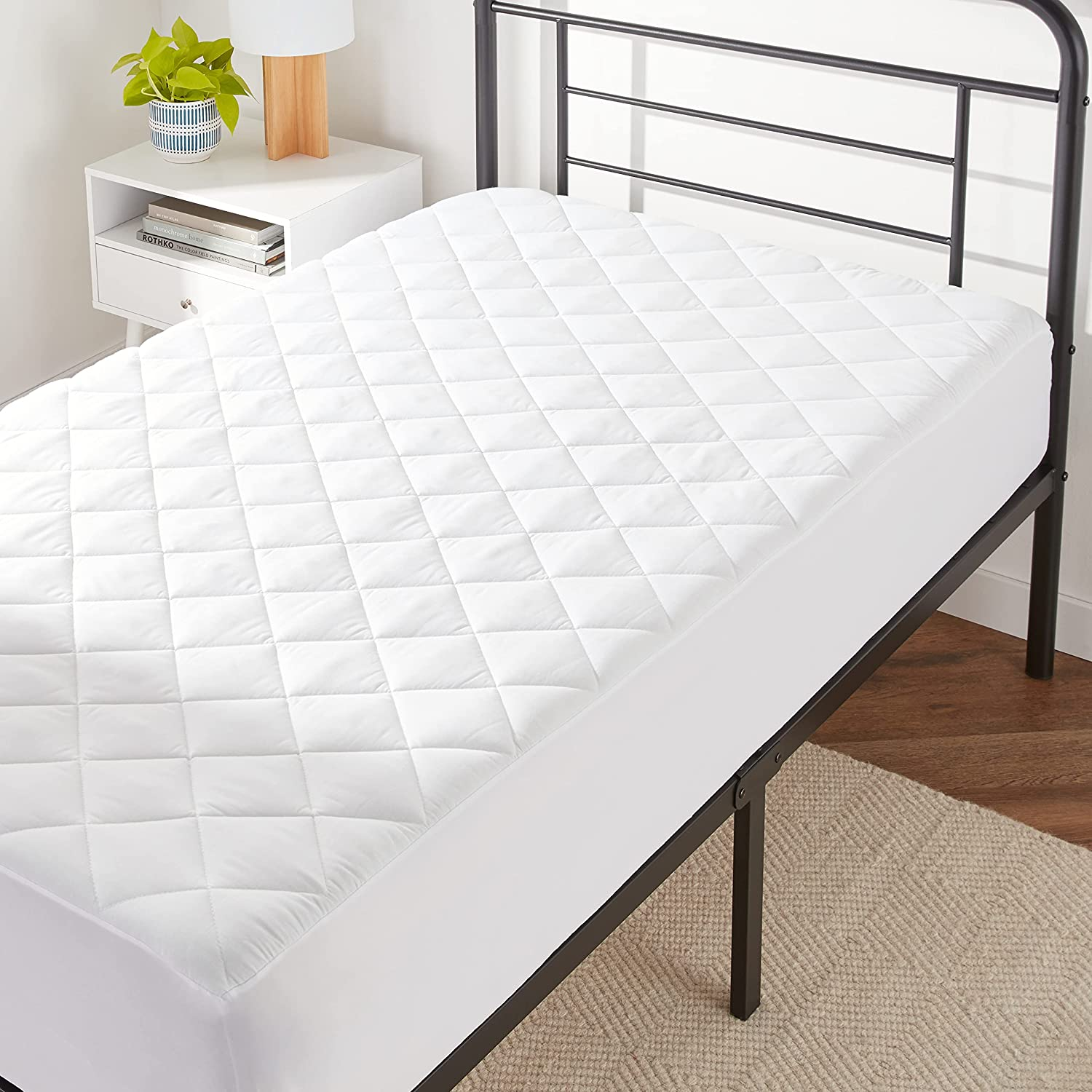 Amazon Basics Hypoallergenic Quilted Mattress Topper Pad Cover - 45.72 Cm Deep, King, White image number 5