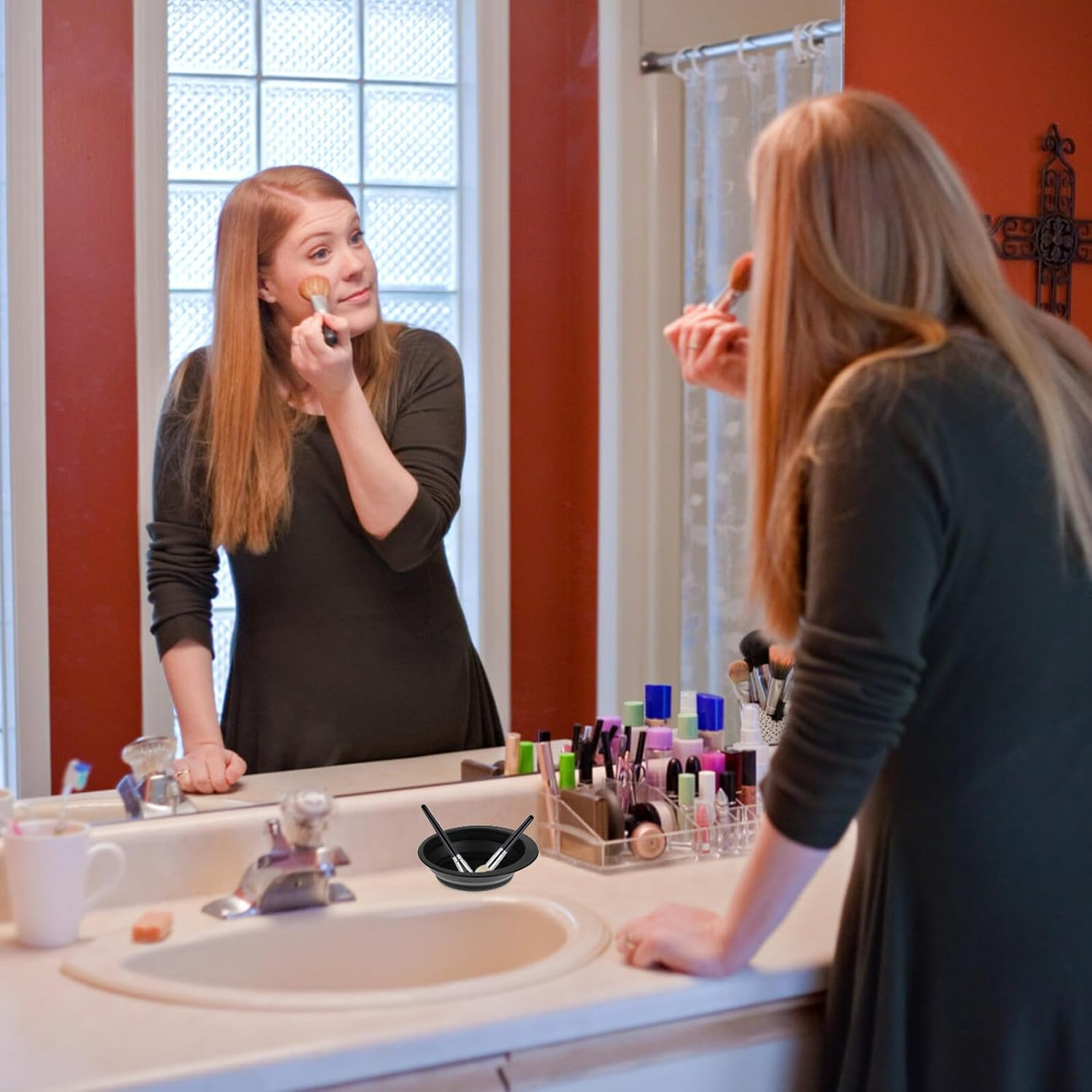 TEHAUX Portable Black Makeup Brush Cleaner Bowl Silicone Cleaning Pad and Brush Rinsing Mat for Women Suitable for Travel and Home Use image number 4