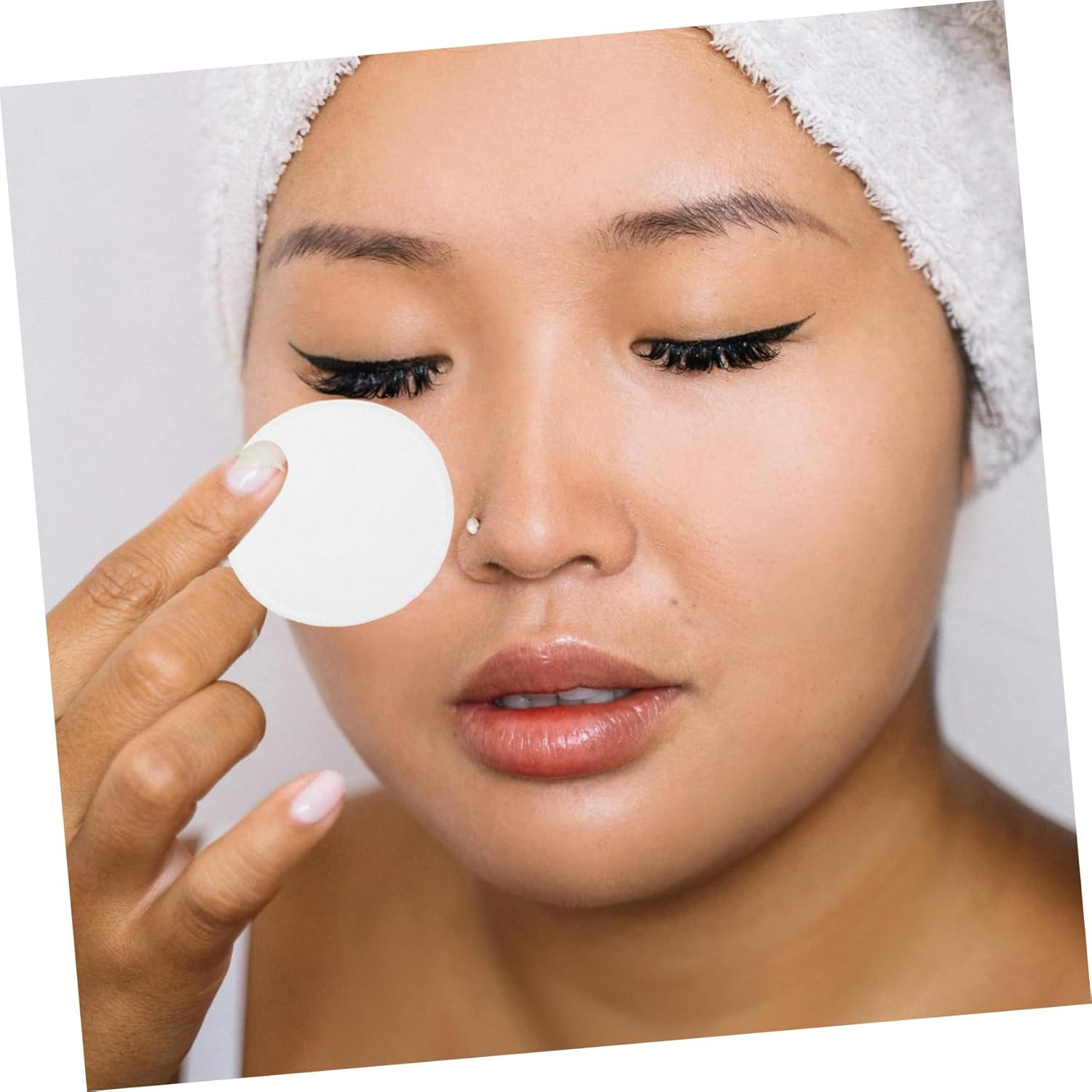 100Pcs Cotton Pads Exfoliating Facial Cleansing Pads for Makeup Remover White Stitched Cotton Rounds for Face Lip and Eye Cleaning image number 4