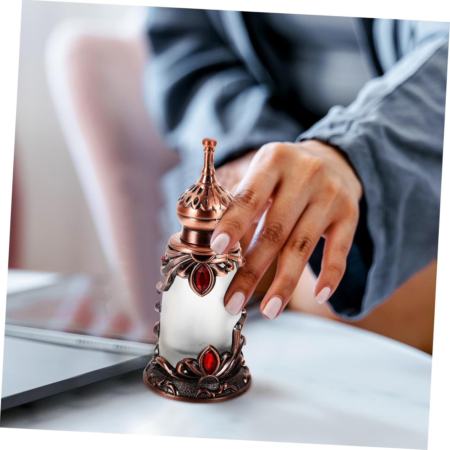 CATIEBYE Vintage Alloy Perfume Bottle Refillable for Essential Oils Decorative Lightweight Vintage-Style Scent Container Elegant Travel-Friendly Fragrance Storage for Bedroom and Dressing image number 4