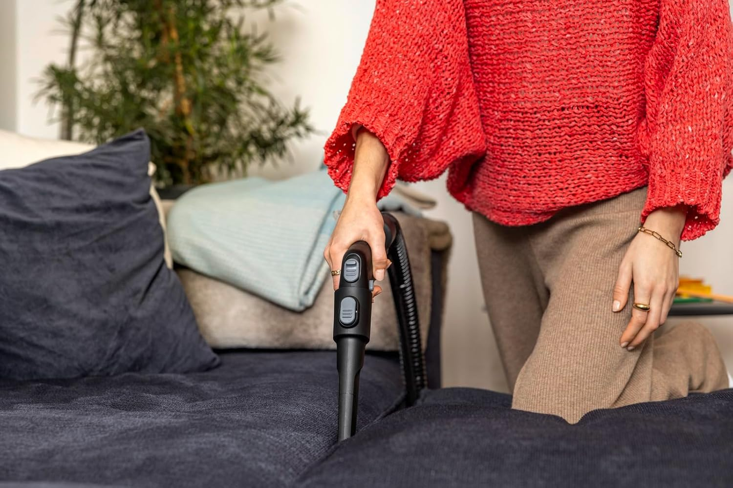 K&auml;rcher SE 6 Signature Line Spray Extractor, 4L Fresh Water Tank, 4L Dirty Water Tank, 227Mm Working Width, 6M Power Cord image number 1