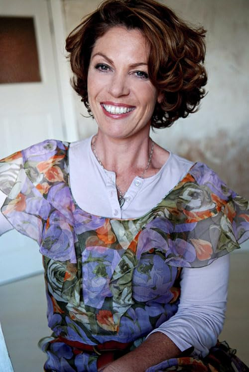 Pony Club Secrets: Issie and the Christmas Pony image number 1