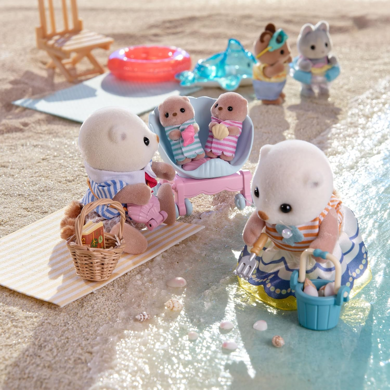 Sylvanian Families - La Famille Loutre De Mer - Set of 4 Figurines - Plongez Dans L'Univers De La Famille Sylvanian - Figurines Animaux Miniatures - Jouet Enfant 3 Ans Et + - 5803 image number 3