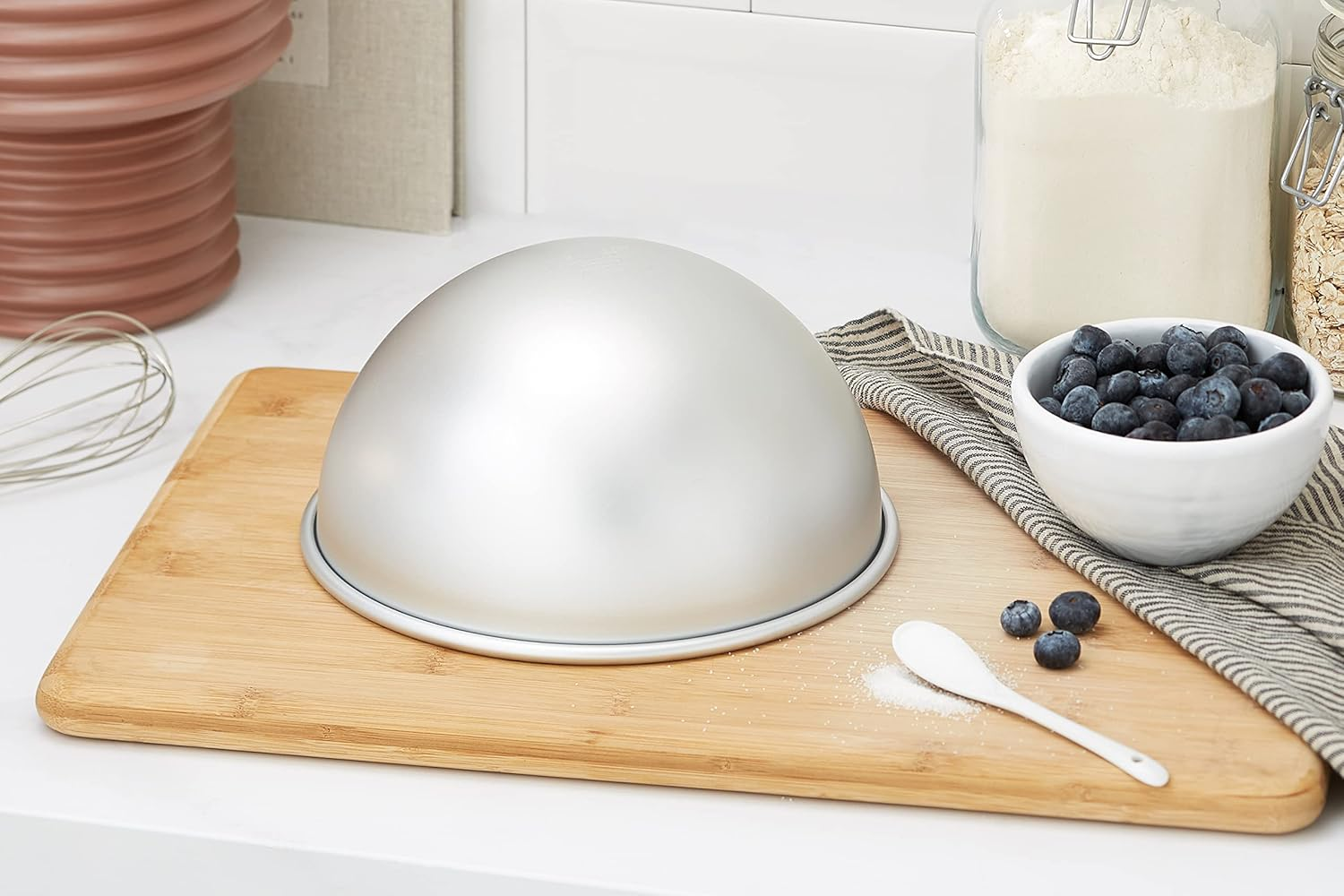 Masterclass Hemisphere Cake Tin 20 Cm, Silver Anodised Aluminium Pan, Lightweight, Heavy Duty, for Baking Half Sphere Cakes, 8 Inch