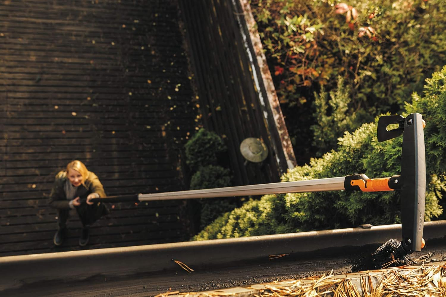 Fiskars Gutter Cleaner with Individually Adjustable Brush and Scraper, Width: 4.5 Cm, Black/Orange, Quikfit, 1001414 image number 2