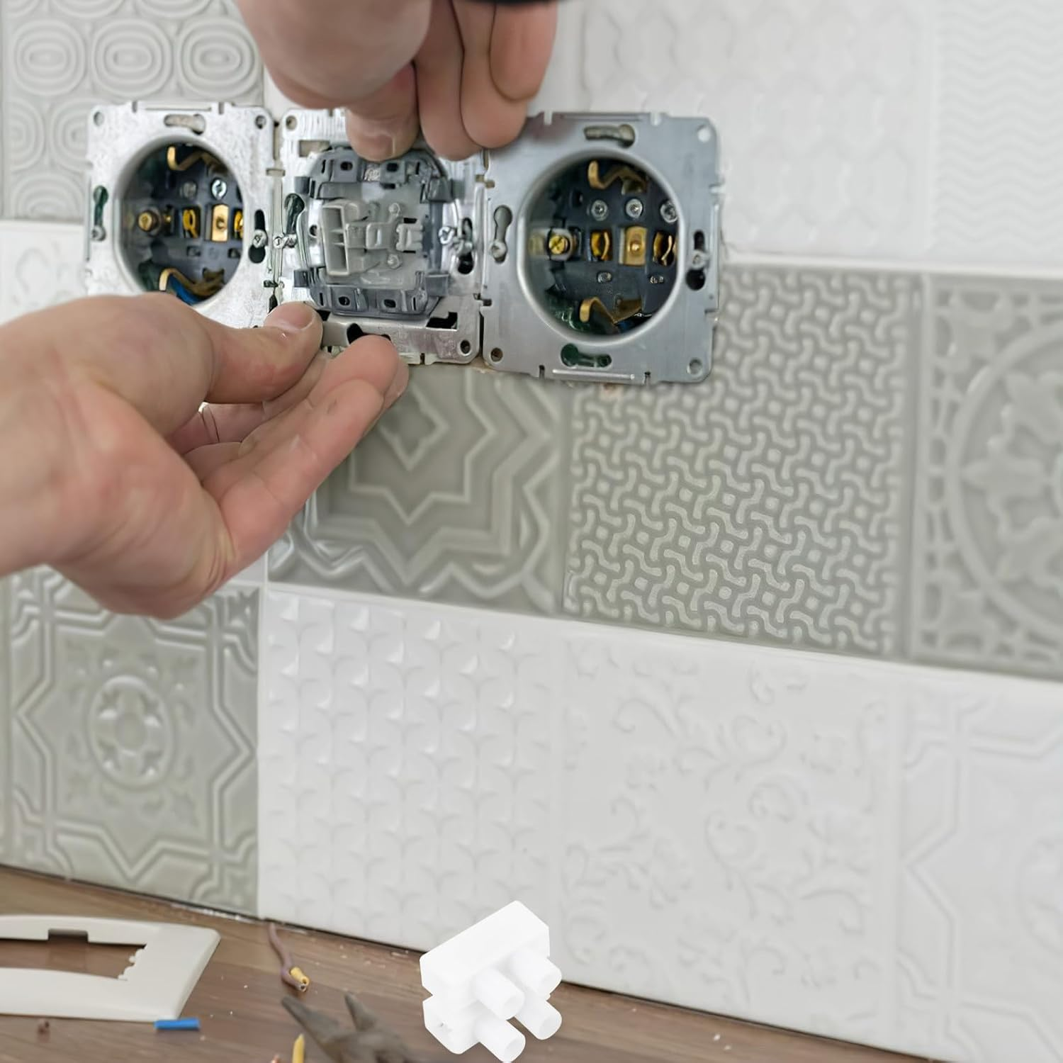 BAZEITFLOW 100Pcs 2-Pin 10A Screw Type Quick Connect Terminals, Flame Retardant Small Wire Connectors Kit for Electrical Cable Wiring and Power Line Connections image number 2