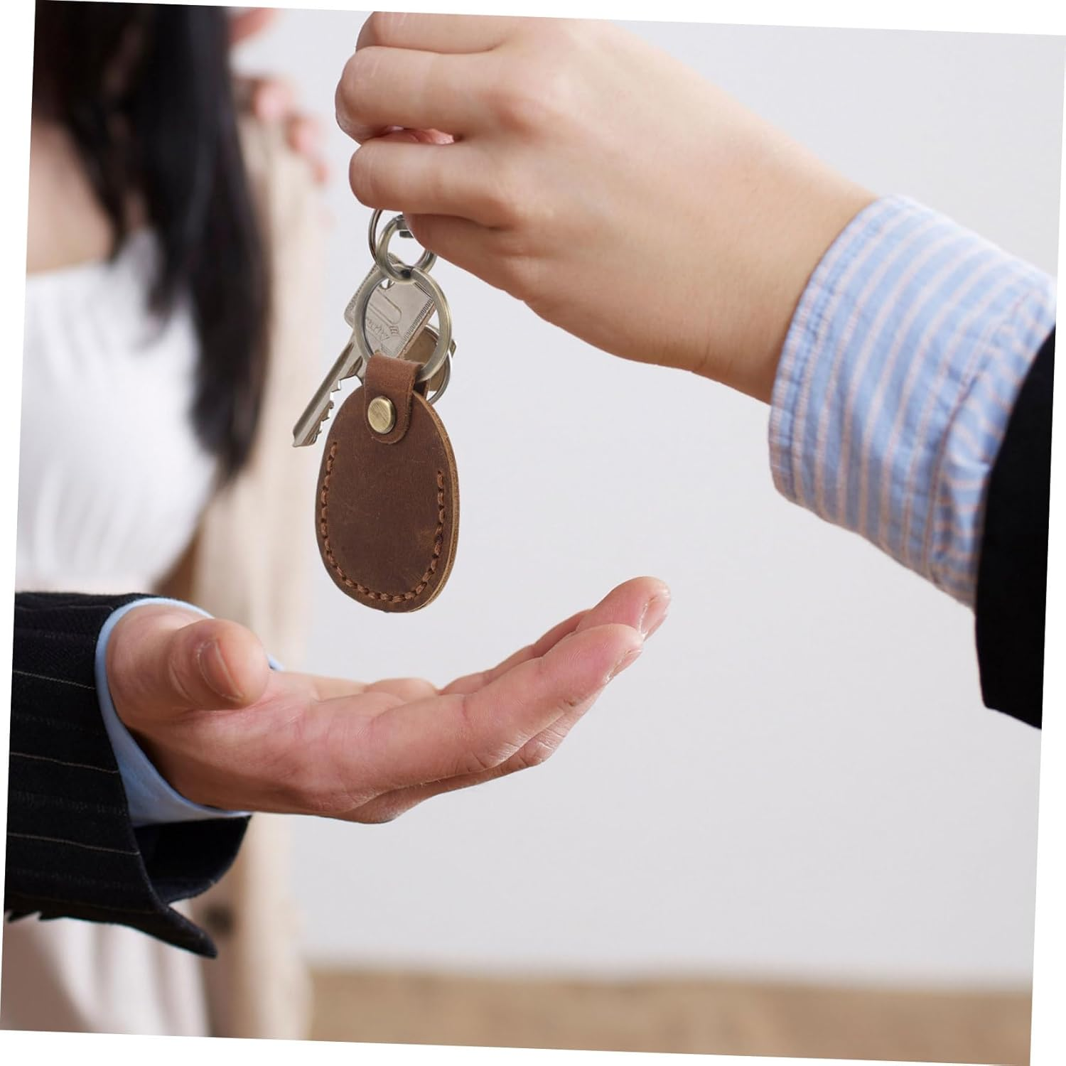 LOORGVEL 3Pcs Pu Card Holder Keychain Set Retro Vintage Handmade Leather Key Fob Protector for Women Mini Access Card Sleeve Pouch for Smart NFC Storage image number 1