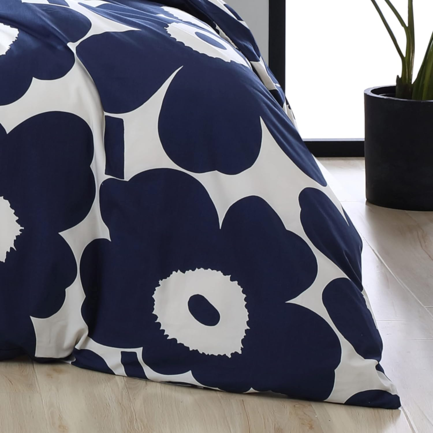 MARIMEKKO - King Duvet Cover Set, Cotton Bedding with Matching Shams & Botton Closure, All Season Home Decor (Unikko Indigo, King) image number 6