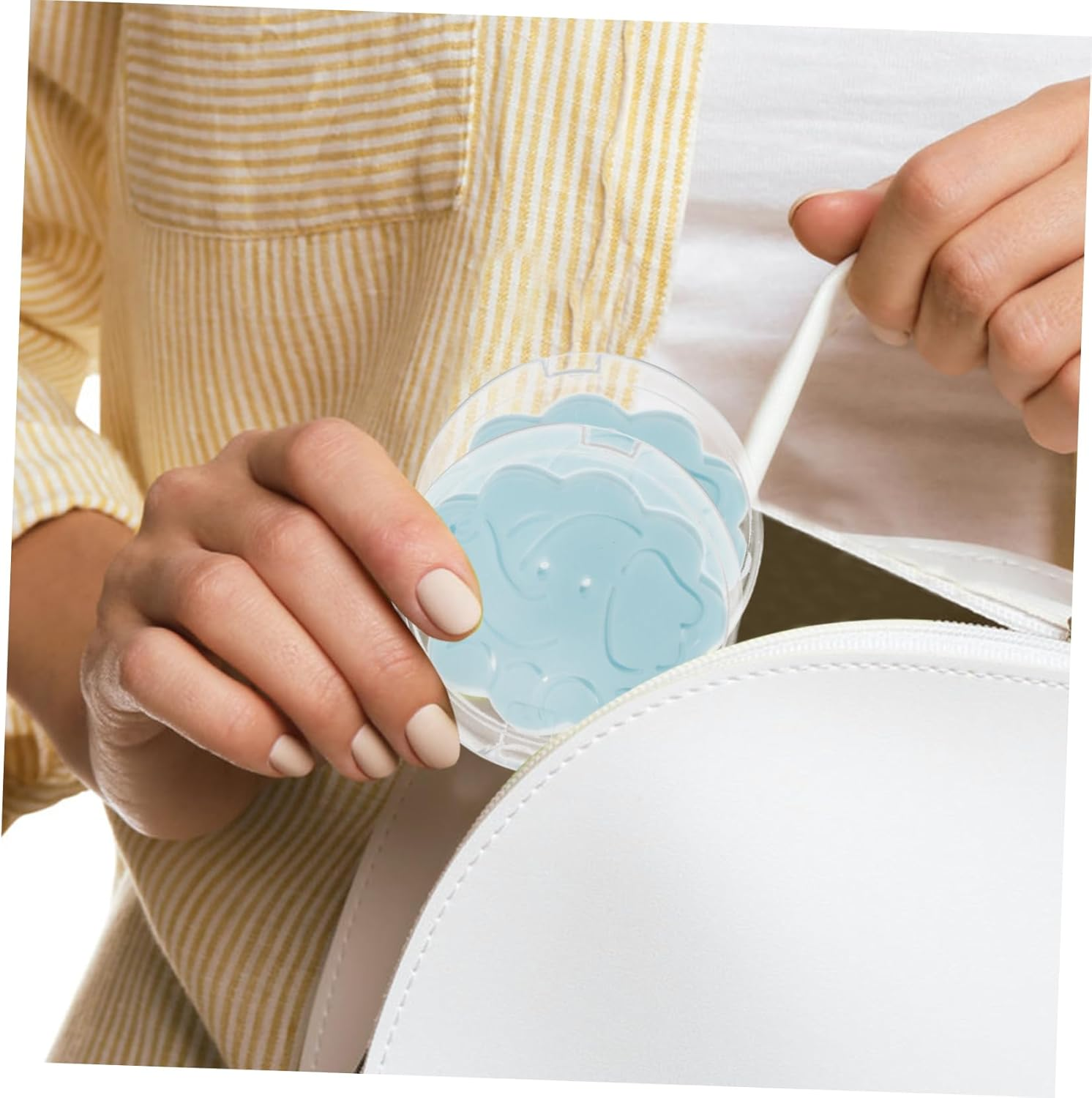 HANABASS 50Pcs Travel Soap Sheets Portable Handwashing Soap Flakes for Camping Hiking Outdoor Activities Sanitary Individually Wrapped for Adults image number 2