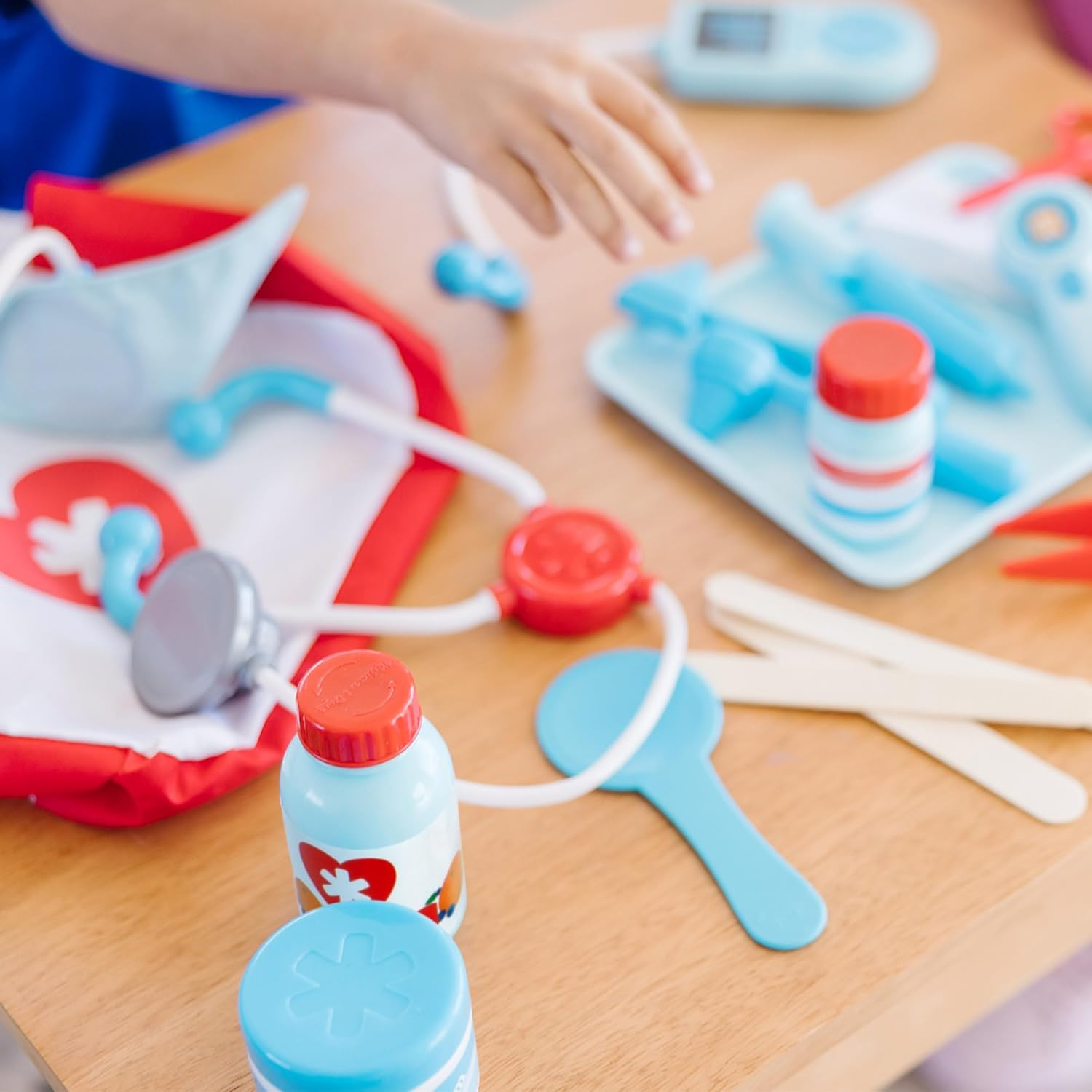 Melissa & Doug Get Well Doctor&rsquo;S Kit Play Set &ndash; 25‑Piece Medical Dress-Up & Role Play Tote &ndash; Ages 3+