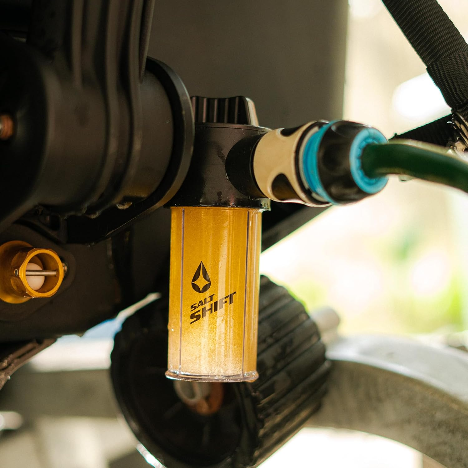 Salt Shift Universal Engine Flusher Canister image number 1