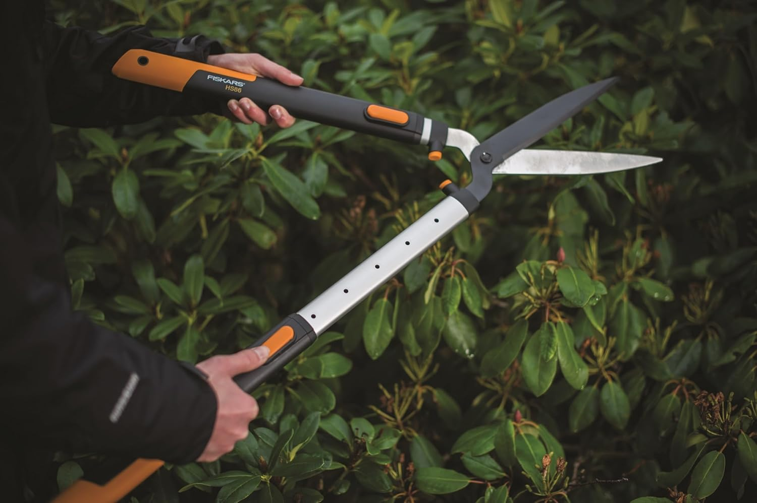 Fiskars Smartfit Hedge Shear HS86, Telescopic, Non-Stick Coating, High-Quality Steel Blades, Length: 68-93 Cm, Black/Orange, 1013565 image number 5