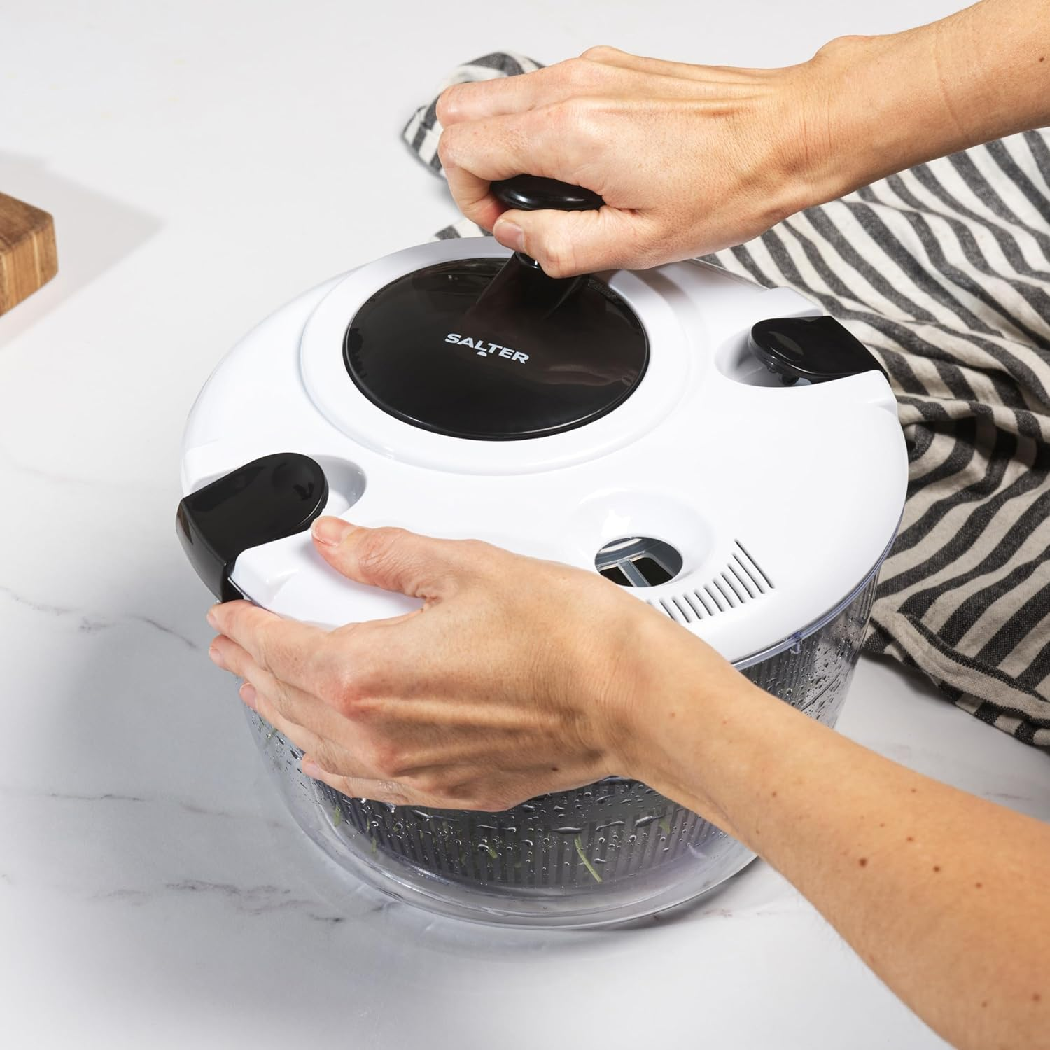 Salter Salad Spinner &ndash; 5 Litres, Washing, Drying, Serving, Salad Preparation, Salad Dryer, Easy Use, Non-Slip Base, Dual Purpose Drainer, Healthy Food/Fresh Salad image number 5