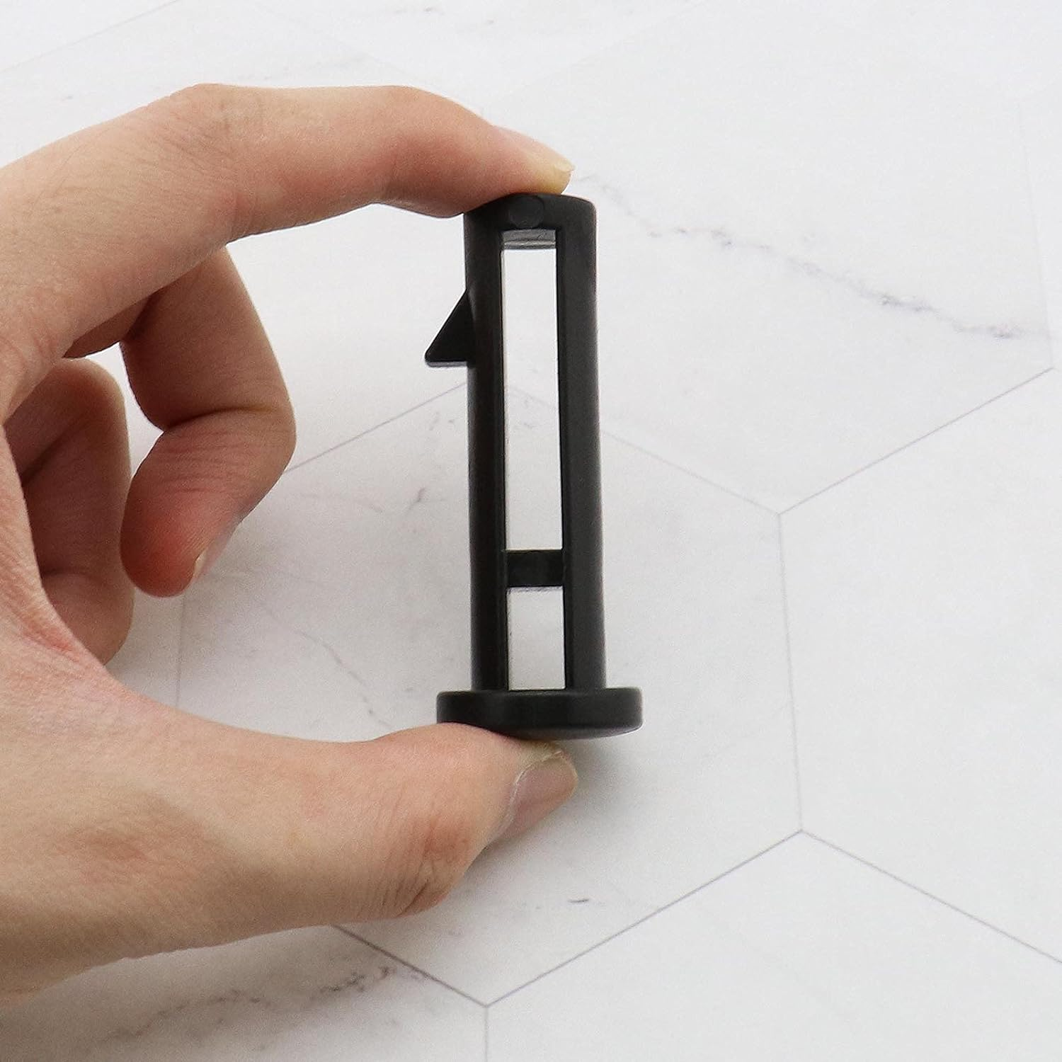 4X Wheelie Bin Lid Hinge Pins 60Mmx15Mm Black Plastic Fit for 120/240 Liter Outdoor Trash Pin Wheelie Trash Bins image number 2