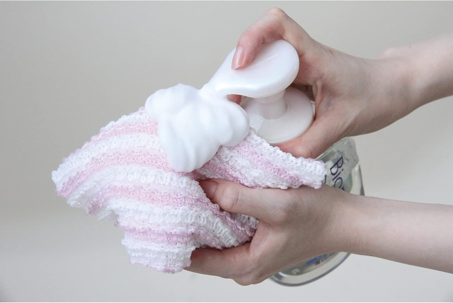 Perfect for Foaming Body Soap, Gently Washable, Stretchable Foam Soap Towel, Made in Japan, Pink, Size 8.3 X 39.4 Inches (21 X 100 Cm) image number 3