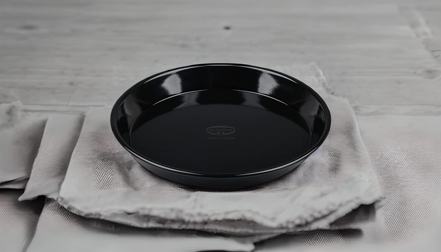 Dr. Oetker Tradition Enamel Cake/Pizza Tray - Premium Baking Tray 28 X 28 X 3 Cm, Heat Resistant, Durable & Versatile - Top Diameter 28 Cm image number 4