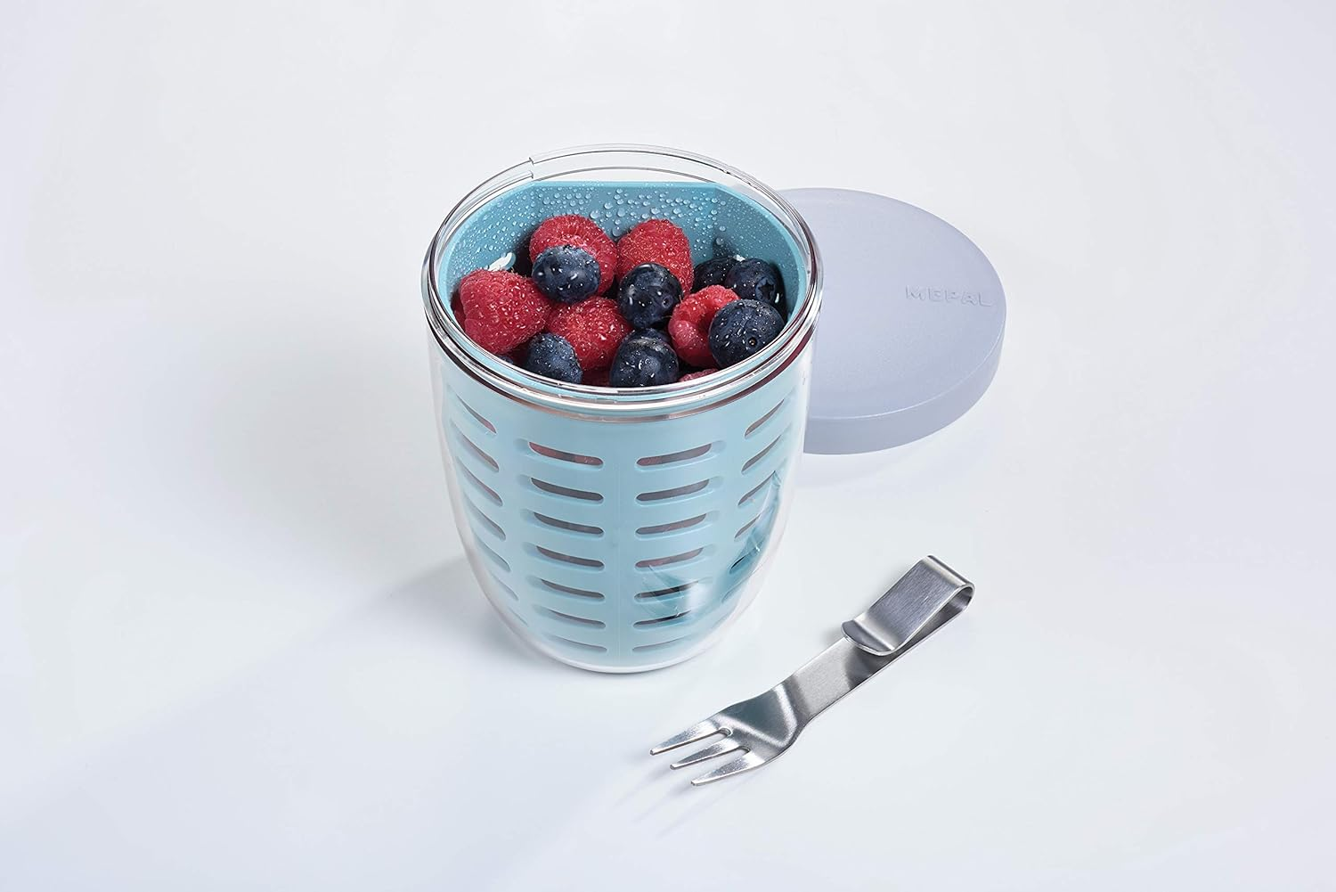 Mepal &ndash; Ellipse Fruit & Veggie Pot &ndash; Ideal for on the Go &ndash; Blue, 600 Ml &ndash; Includes Fork & Colander - Nordic Blue image number 3