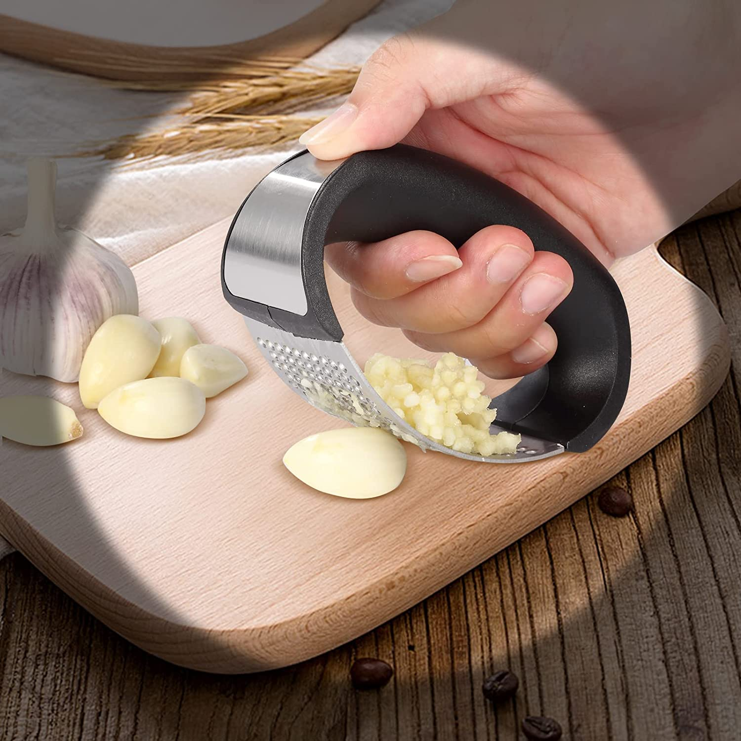 2 Pack Garlic Press Rocker, Stainless Steel Garlic Mincer with 2 Peelers, 2 Scrapers and 2 Brushes | Garlic Crusher Garlic Chopper for Smashing Garlic image number 5