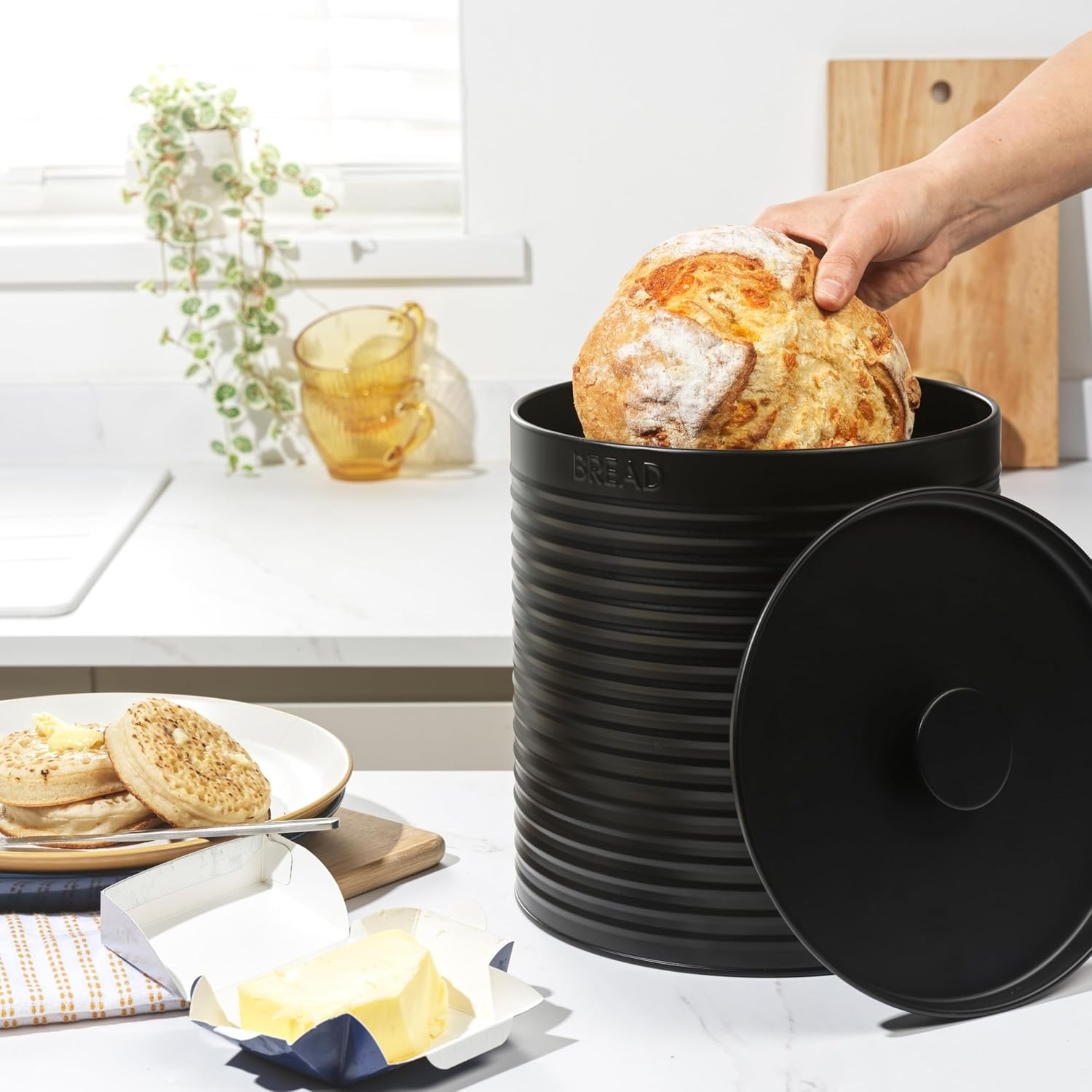 Russell Hobbs RH03269EU7 Ribbed Bread Bin &ndash; Metal Bread Box, Large Kitchen Canister, Countertop Storage/Organisation, Durable Powder-Coated Steel, Pull Top Lid, Easy to Clean, Ribbed Design, Black image number 3