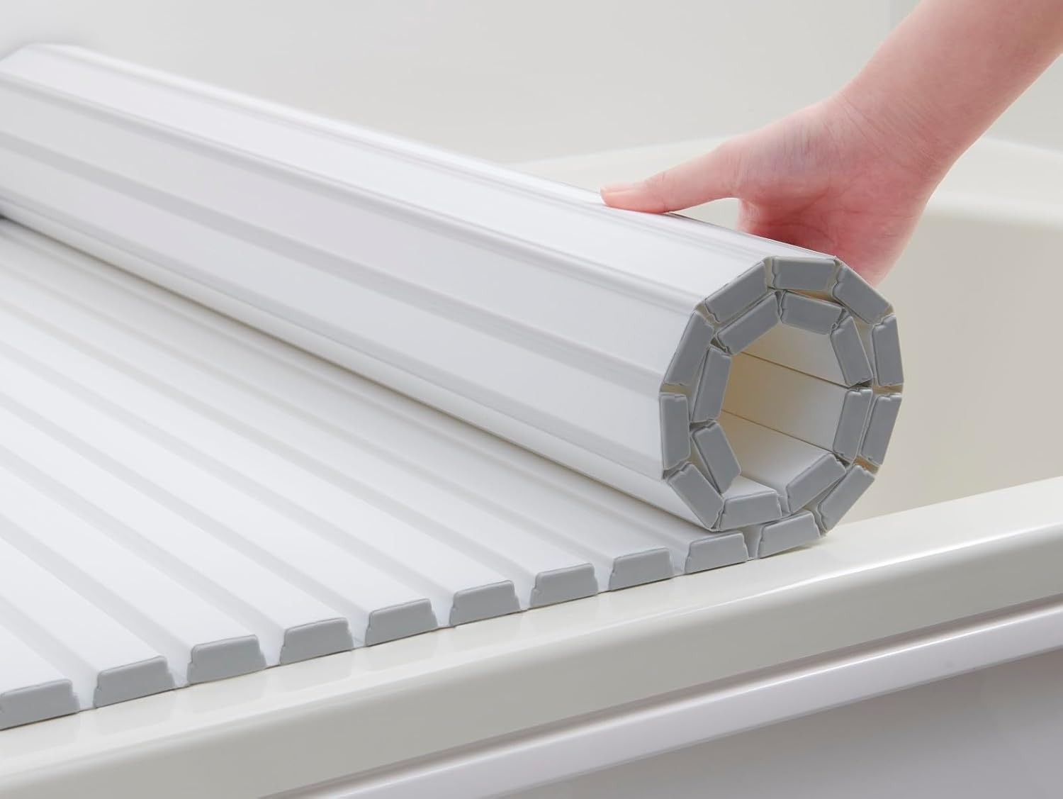 Mie Sangyo M14_WH Ag+ Silver Ion Antibacterial Treatment Mildew Resistant Shutter Bath Lid, Product Size 27.6 X 56.7 Inches (70 X 142.5 Cm), Made in Japan image number 2