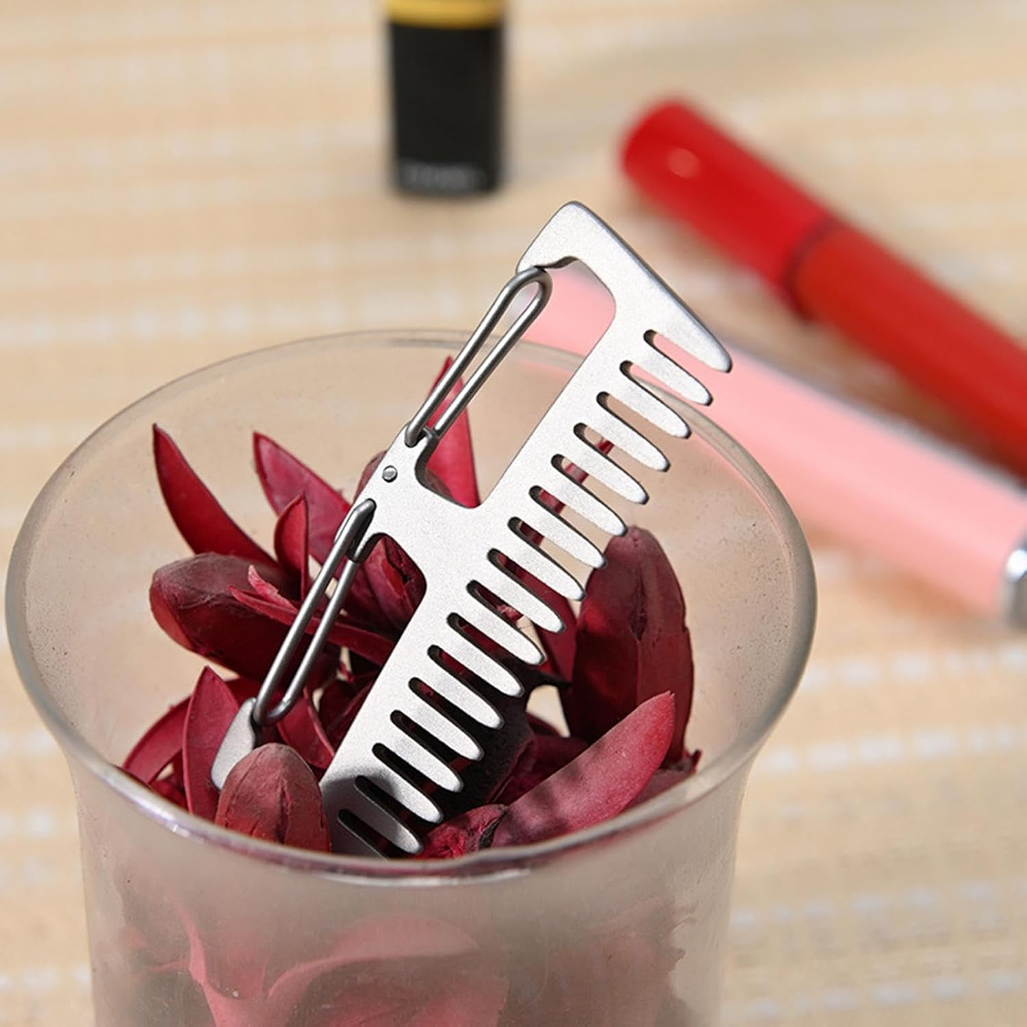 Outdoor Carabiner Comb - Portable Pocket Hair Comb, Men'S Travel Hair Comb, Lightweight Pocket Titanium Keychain Hair Comb, Antistatic Design, Camping Hair Comb Tool for Mountaineering, Camping image number 3