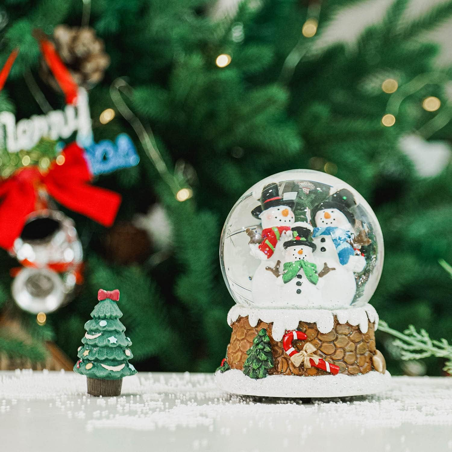 Snow Globes Glitter Water Globe Decoration Musical Snow Globes Decor Plays We Wish You a Merry Christmas, 100Mm, Three Snowmen image number 5