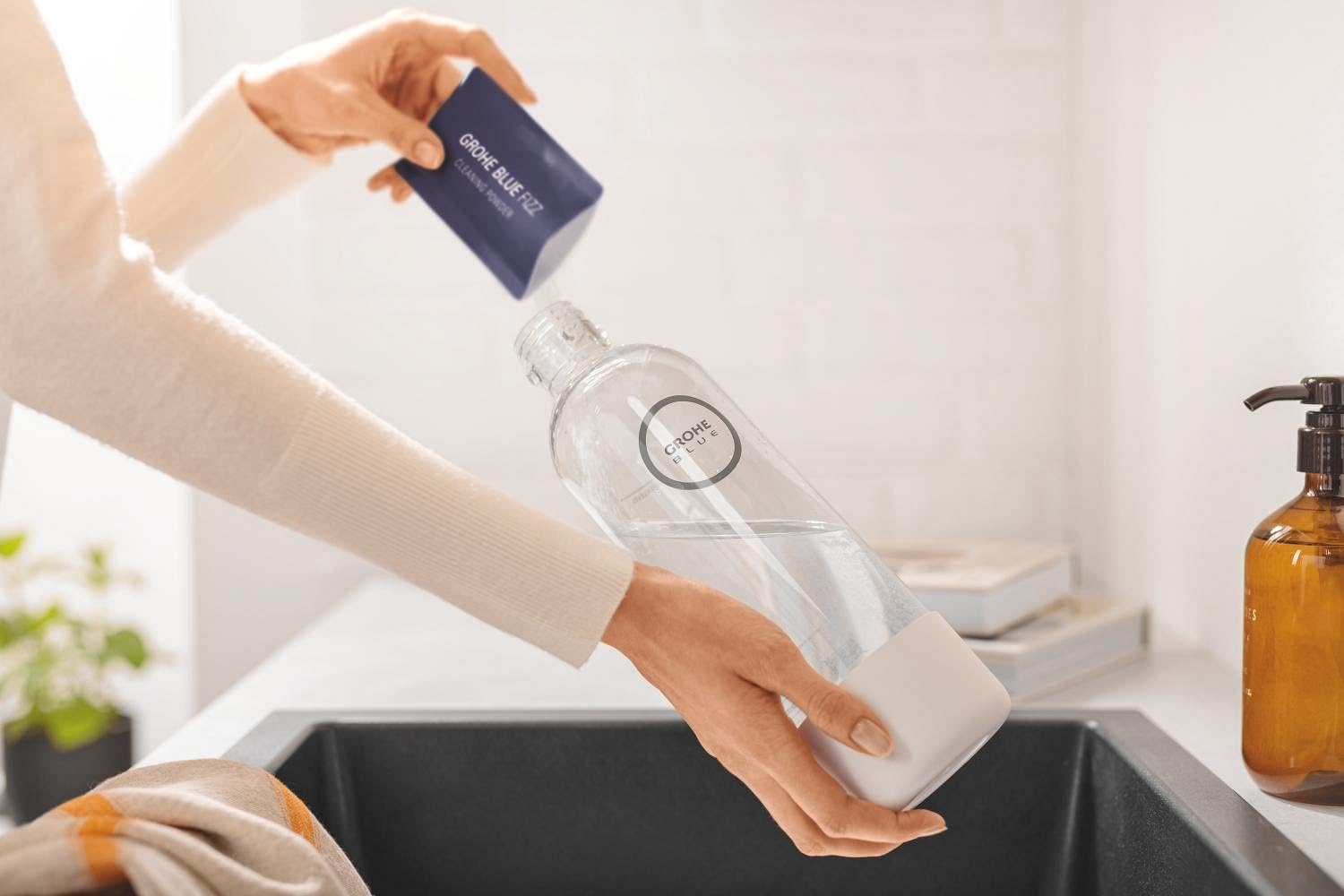 GROHE Blue Fizz 41252000 Cleaning Powder Set (8 X 35 G, Less than 5% Non-Ionised Surfactants, Compatible with the Grohe Blue Fizz Water Carbonator) image number 2