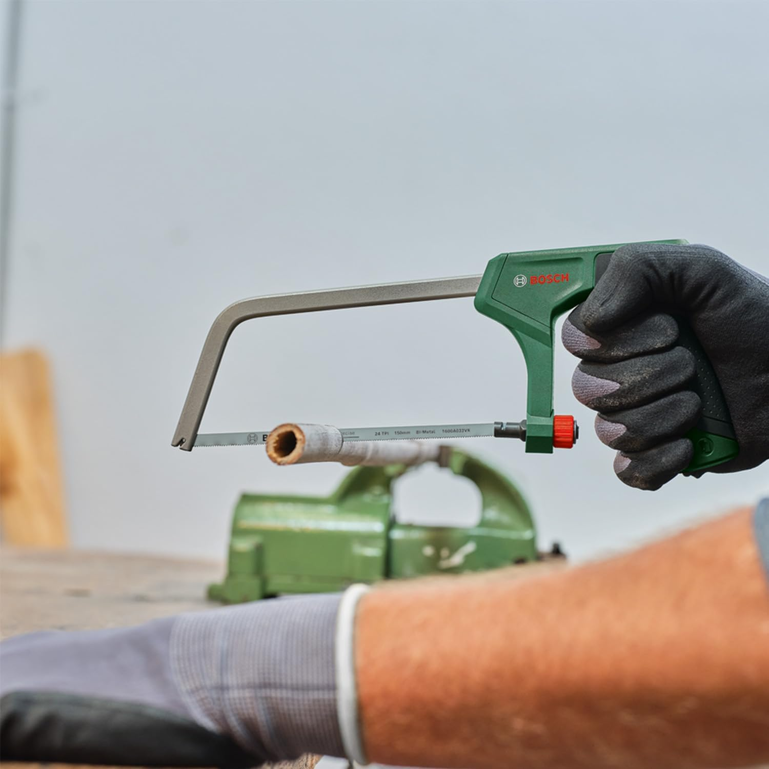 Bosch Hacksaw 150Mm (Mini Hacksaw with Durable Bi-Metal Saw Blade for Precise Cuts in Metal, Plastic and Soft Wood; 24 TPI; Easy Blade Change; Ergonomic Softgrip) image number 3