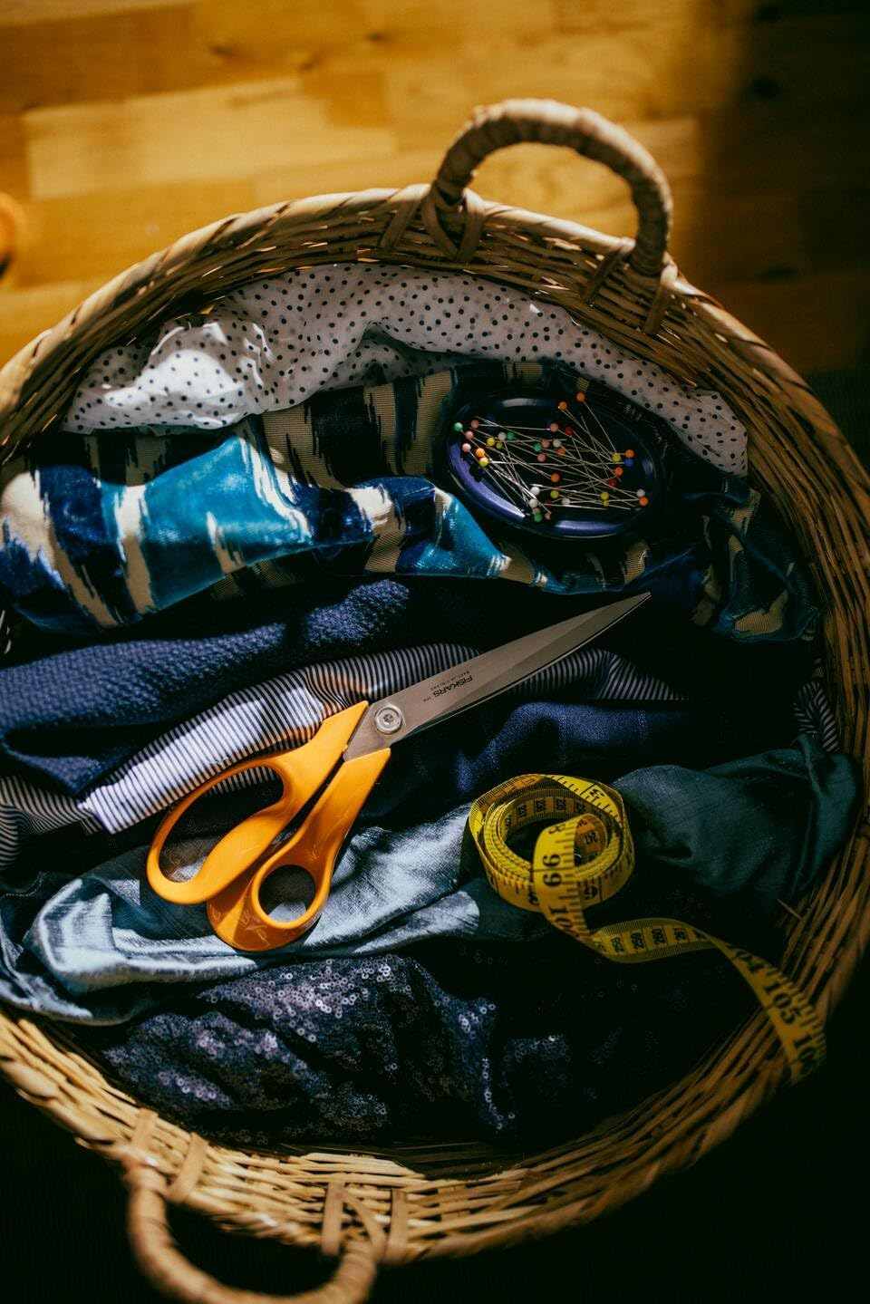 Fiskars Classic 1075056 Right-Handed Dressmaking Scissors, Total Length: 27.5 Cm, Improved Torx Screw and Ergonomic Handle, Quality Steel/Plastic, Orange image number 2