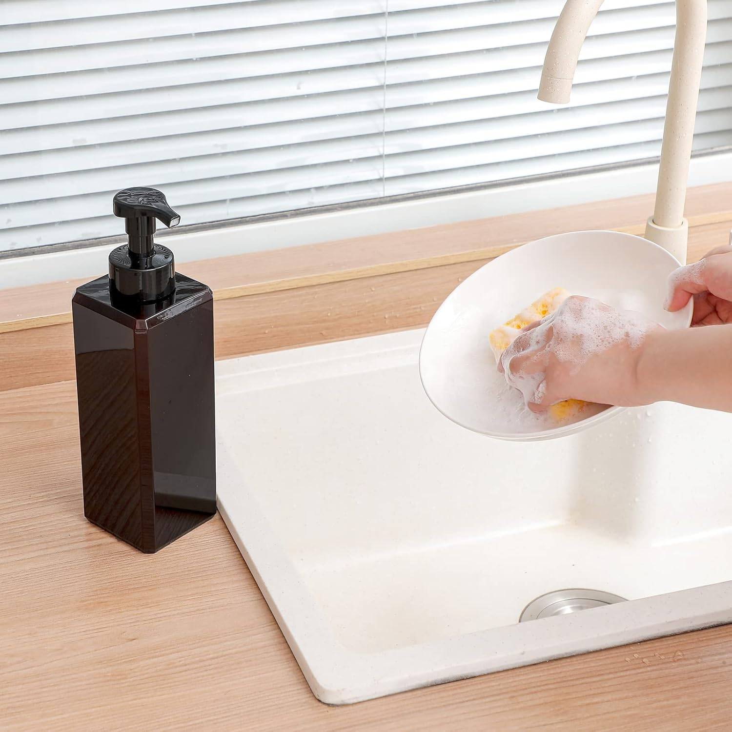 UUJOLY Foaming Soap Dispenser 1L (33.8Oz) Refillable Plastic Pump Bottle for Liquid Soap, Shampoo, Body Wash (2 Pcs) (Amber) image number 5