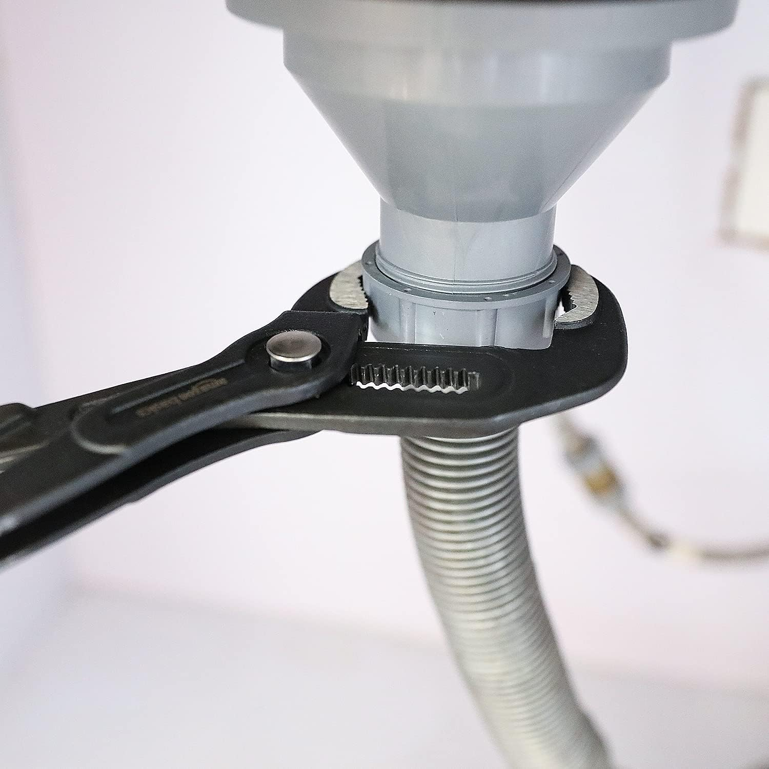 Amazon Basics 3-Piece Quick Release Groove Joint Pliers Set - Drop Forged Chrome Vanadium Steel, Includes 17.78Cm,25.4Cm, and 30.48Cm image number 2