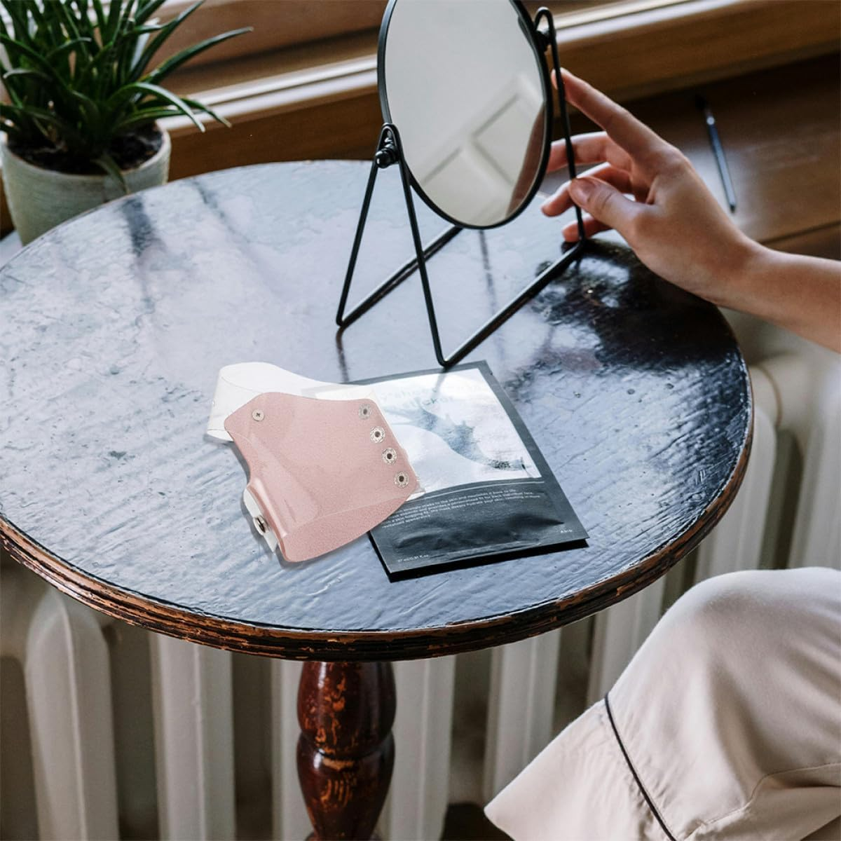 TOPPERFUN 2Pcs Pink Makeup Mixing Gloves and Small Foundation Palette Tray Set for Cosmetic Blending and Eyeshadow Mixing, Protective Hand Gloves for Professional Makeup Artists image number 1