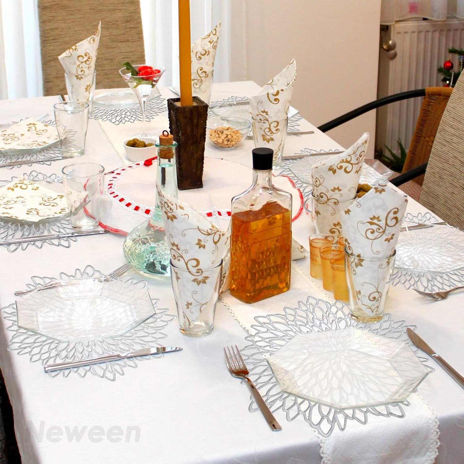 Neween round Placemats Set of 4, 38 Cm Washable Heat Resistant round Table Mats, Hollow-Out PVC Place Mats for Dining/Kitchen Table, Restaurant, Party, Wedding (Silver)