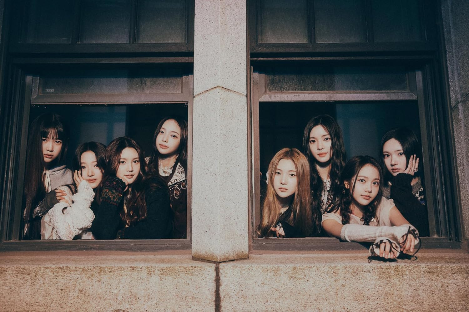 Hearts2Hearts the Chase 1St Single Album with Tracking Sealed H2H (Full Set(2Photo Book+2Mini Book+Package)) image number 6