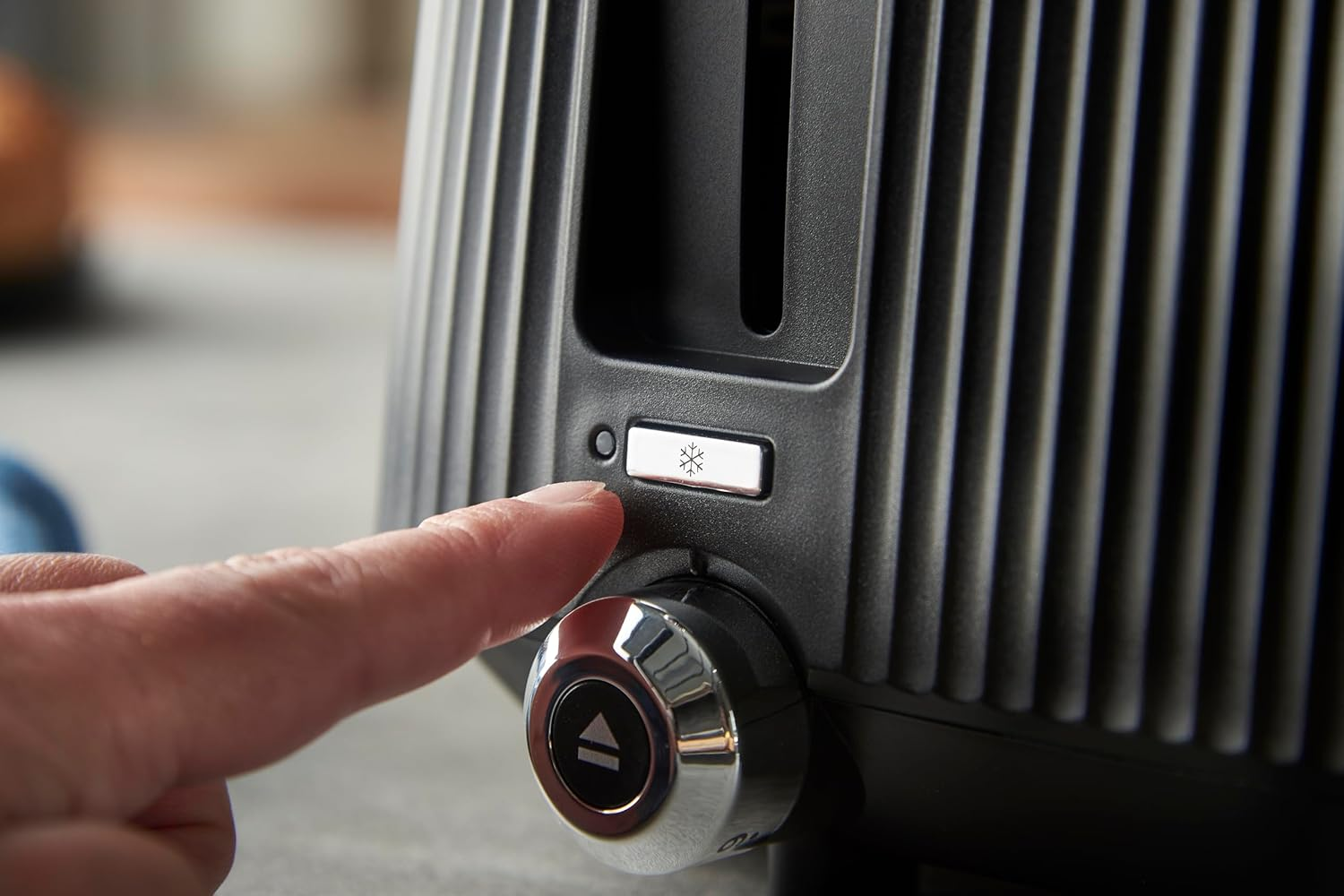 Russell Hobbs Bronte 4 Slice Toaster, RHT2677BLK, Distinctive Design, High Lift for Small Items, Frozen, Reheat and Cancel Settings, Indicator Light, Black image number 6