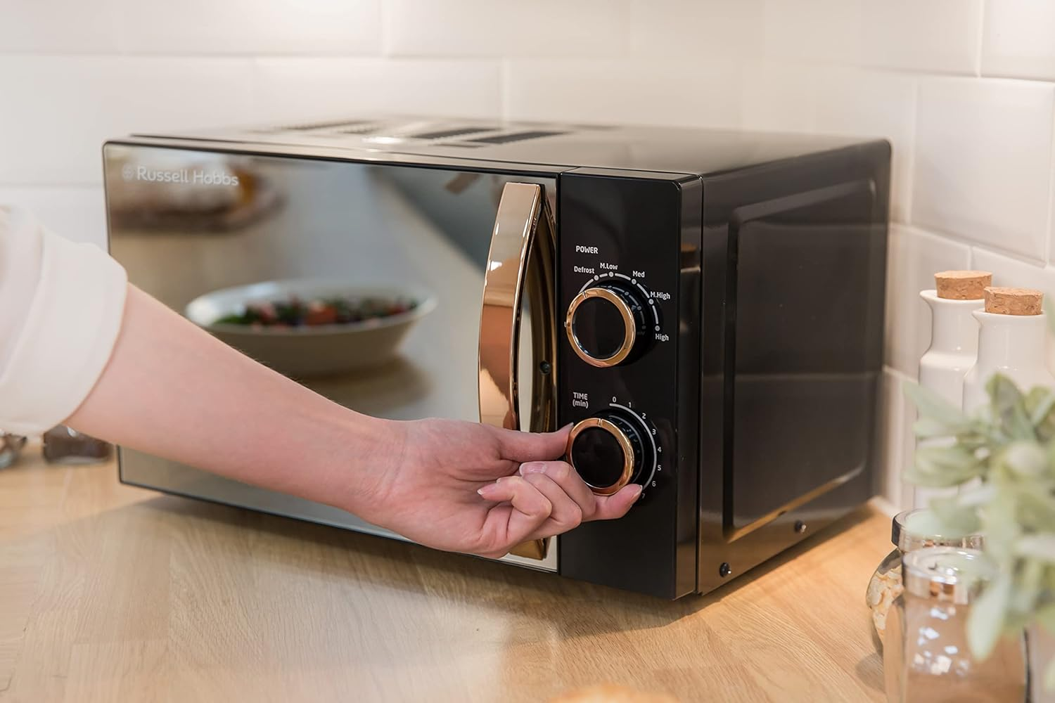 Russell Hobbs RHM1727RG 17 Litre 700 W Rose Gold Solo Microwave with 5 Power Levels, 30 Minute Timer, Defrost Setting, Easy Clean image number 4