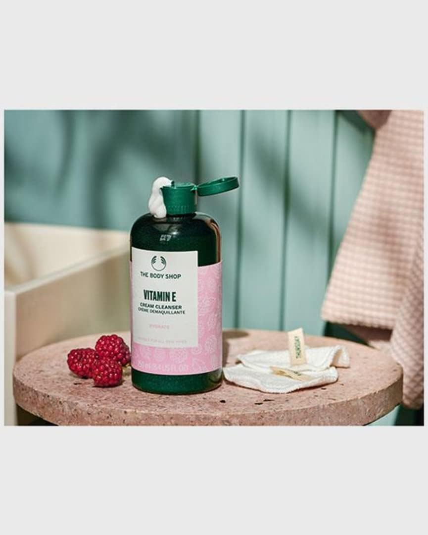 The Body Shop Vitamin E Cream Cleanser &ndash; Removes Impurities & Makeup &ndash; Moisturizes &ndash; for All Skin Types &ndash; 8.4 Oz image number 2