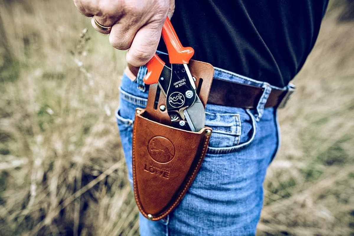 Original L&Ouml;WE Leather Premium Holster - 9809 | Belt Bag Brown for Secateurs with Belt Clip for Storage on Belt or Trouser Pocket | Made in Germany | 100% Genuine Leather image number 3