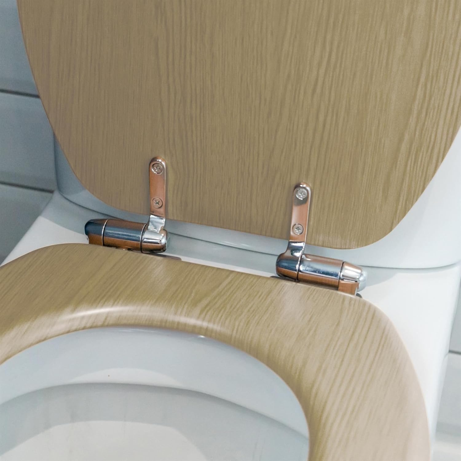 Harbour Housewares Soft Close Toilet Seat - Light Oak - Pack of 1 - Oval-Shaped Wooden Toilet Seat Antibacterial Loo Seat with Universal Chrome Hinges, Fixings & Fittings image number 2