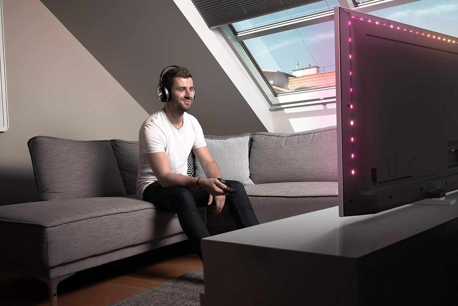 Philips Wireless Over-Ear TV Headphones SHD8850/12 Wireless Hi-Fi Headphones (Excellent Sound, High-Resolution Audio, 30-M Range, Docking Station, Velour Ear Pads) Black image number 5