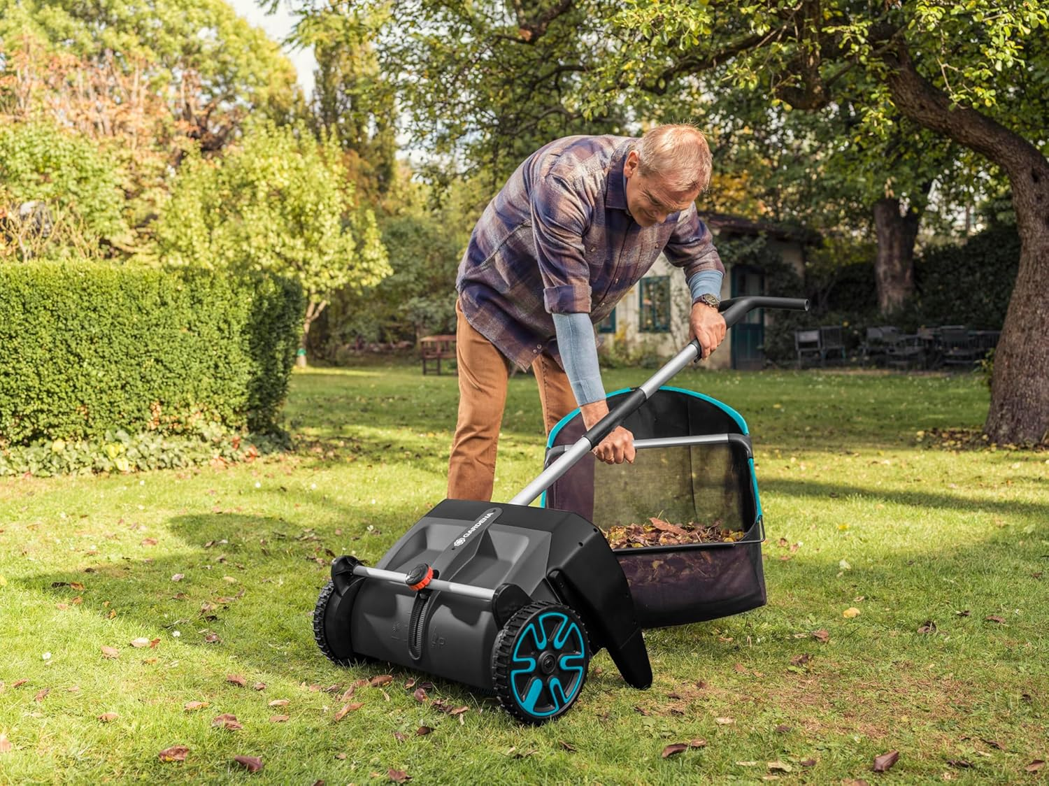 Gardena Leaf and Grass Collector, Black/Turquoise (03565-20) image number 6