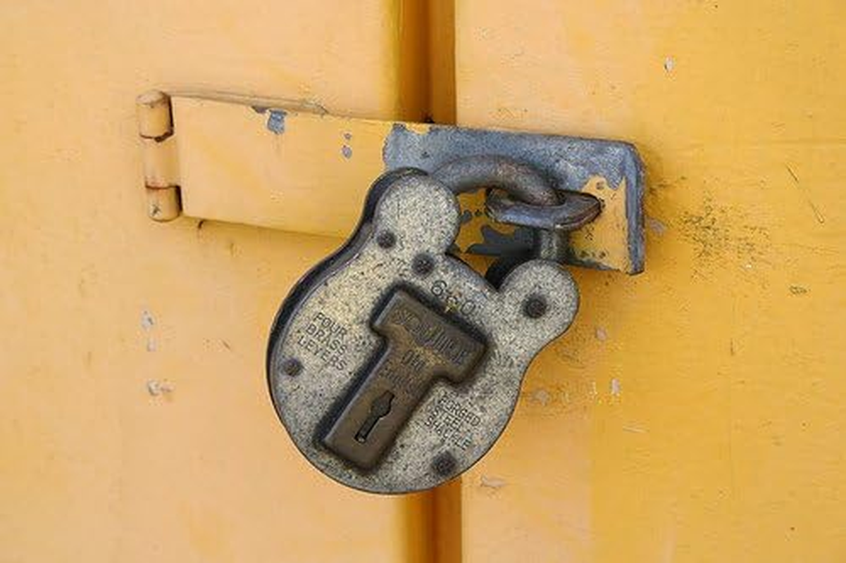 Squire Henry Old English Galvanised Steel Case 4 Lever Padlock, Large image number 3