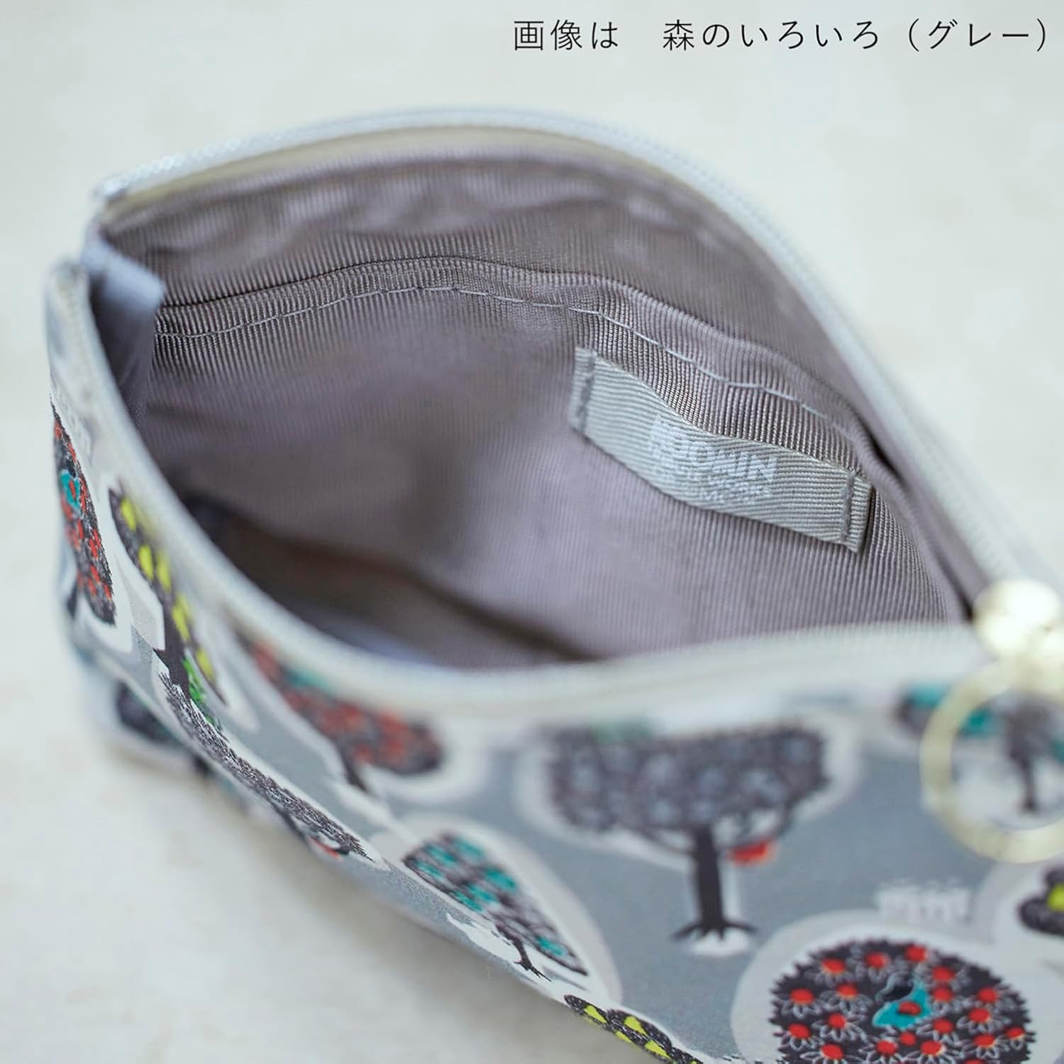 Quarter Report (Moomin) Moomin Basic Pouch Forest Various Cloud Approx. W 5.9 X H 4.1 X D 1.8 Inches (15 X 10.5 X 4.5 Cm) Cosmetics Cosmetic Pouch Women'S (Zippered) [Made in Japan] image number 1