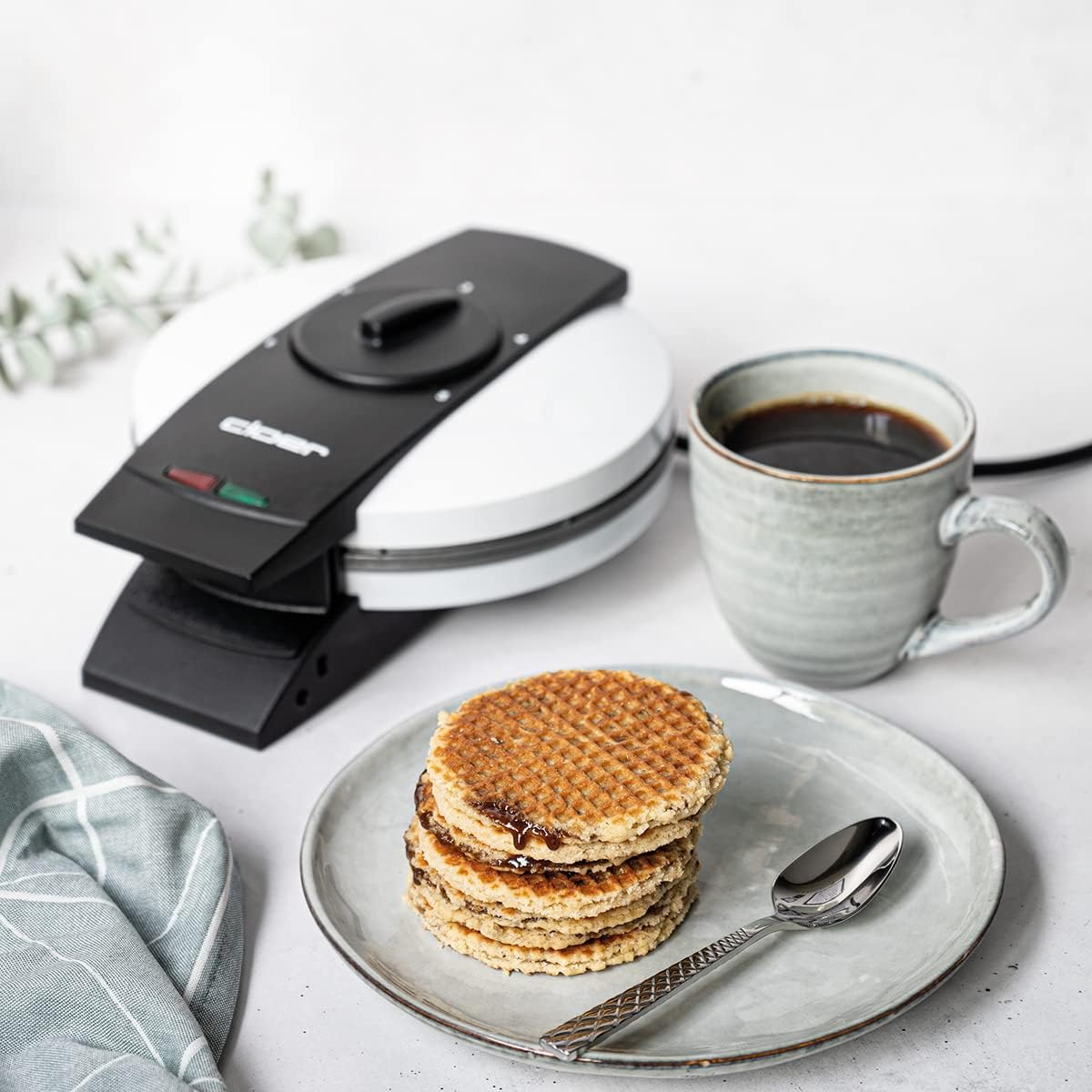 Cloer 1641S Stroo Waffle Iron for Dutch Stroo Waffles, 850 W, Waffle Calibre 14.5 Cm, Baking Light, Continuously Selectable Browning Level, White image number 3