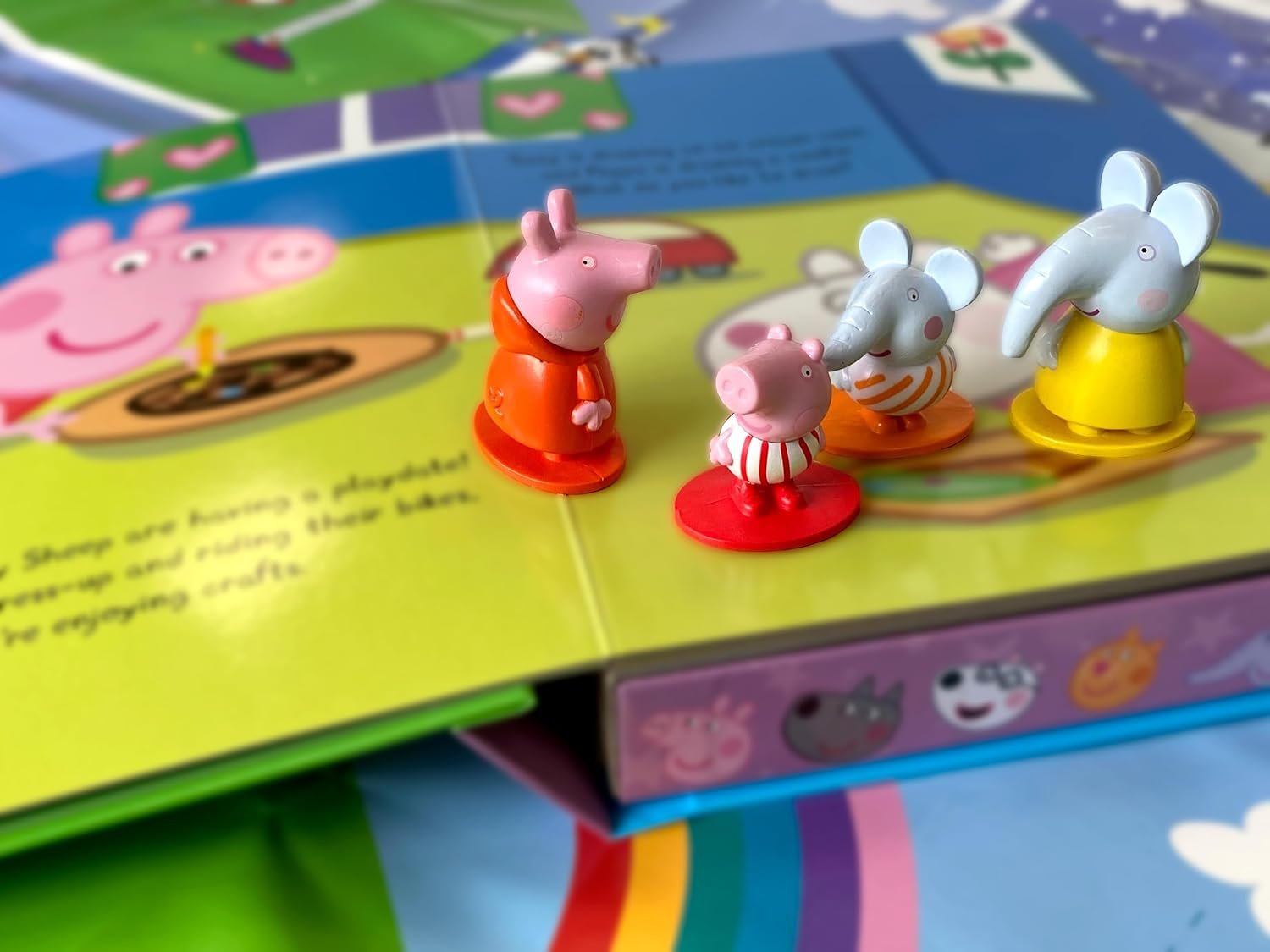 Peppa Pig Better Together My Busy Books - Storybook, 10 Figurines, Playmat image number 4