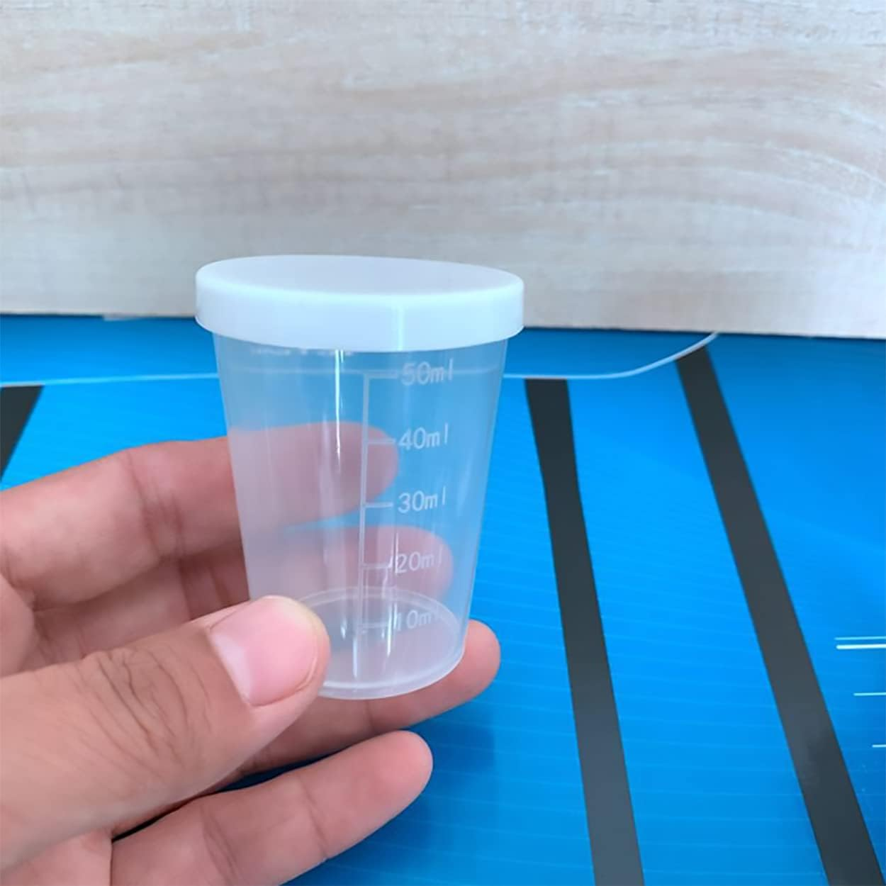 Dadamong 20PCS Plastic Medicine Measuring Cups with Lids, Clear Reusable Graduated Cups Transparent Scale Measuring Cups, Measure Container for Mixed Pills, Liquid Medication (50ML) image number 4